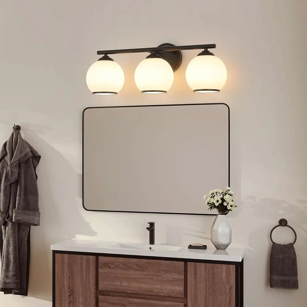 ضوء فانيتي أسود غير لامع حديث بثلاثة مصابيح مع ظلال زجاجية بلوري لتركيب جدار الحمام #2