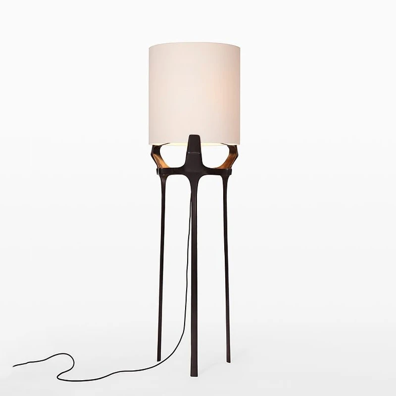 Modern Chinese all-copper floor lamp, about the personality of the living room, floor lamp, triangular bracket, exhibition hall