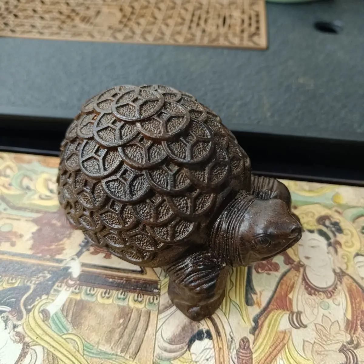 

Dalagan Chenxiang Wood Carving Golden Turtle Rich World Fortune Hand Piece Turtle Rosewood Office Ornaments Furniture Decoration