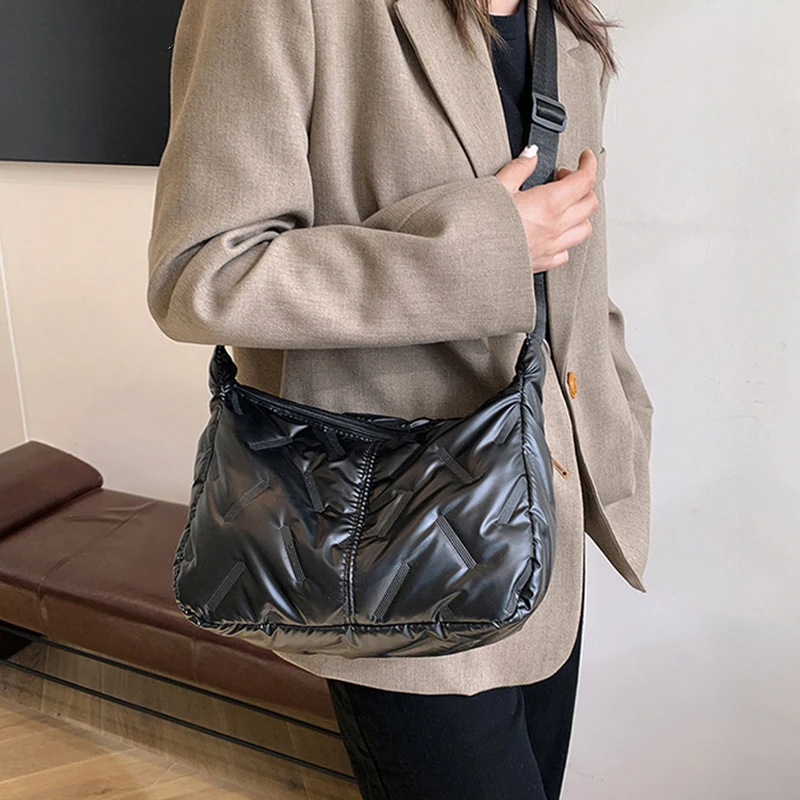 Mode Puffy Hobo Bag Daunen Tote Handtaschen Frauen Stepp Tote Tasche Große Kapazität Gepolsterte Schulter Tasche Casual Winter Pendeln Tasche – Detail 11