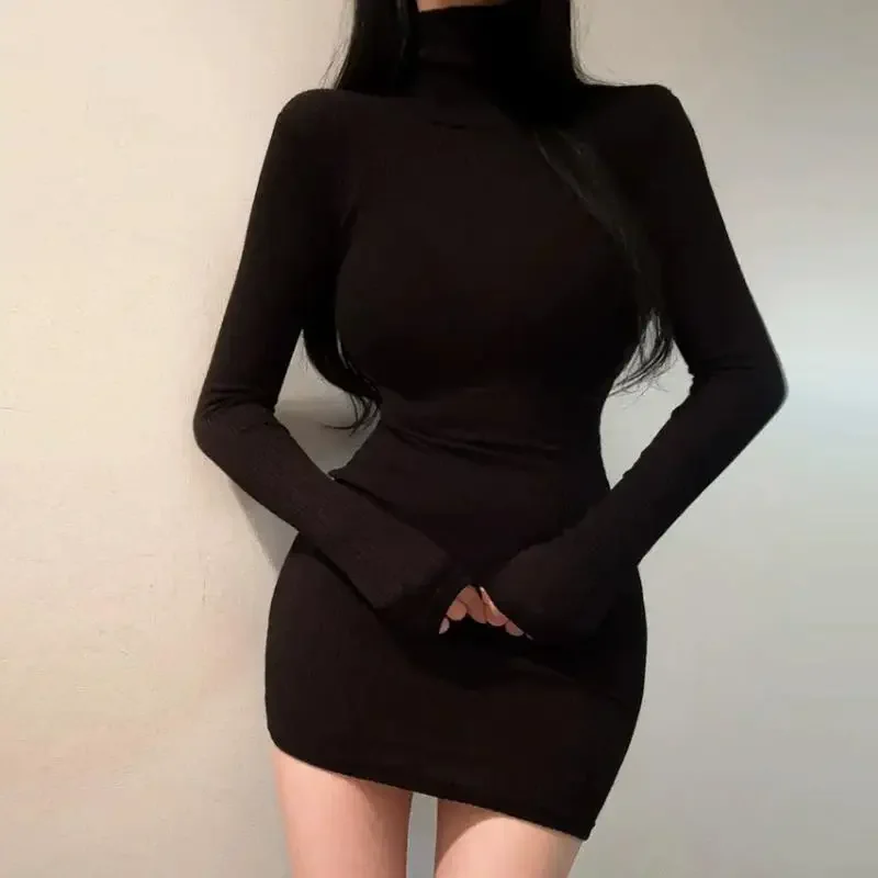 เดรสสั้นแขนยาวทรงเข้ารูปคอเต่าสไตล์สาวเปรี้ยว สำหรับฤดูใบไม้ร่วงและฤดูหนาว สไตล์เกาหลี กระโปรงทรงบอดี้คอน ดีไซน์พับชายเสื้ออเนกประสงค์