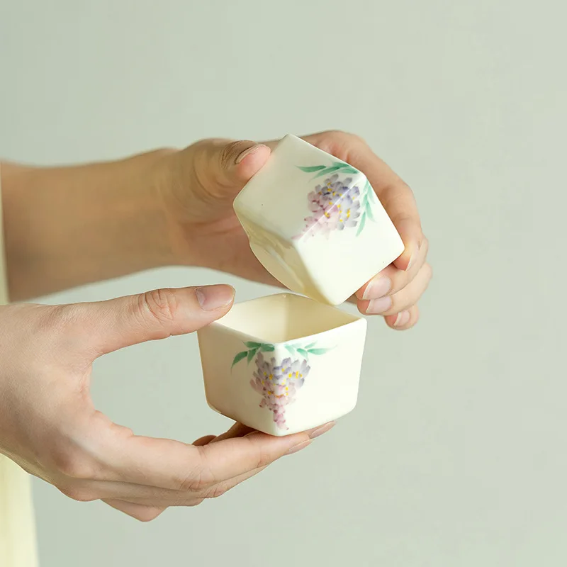 

2pcs Chinese Creative Square Shape Tea Cup Handmade Flowers Ceramic Teacup Household Tea Bowl Travel Personal Master Cup Tea Set