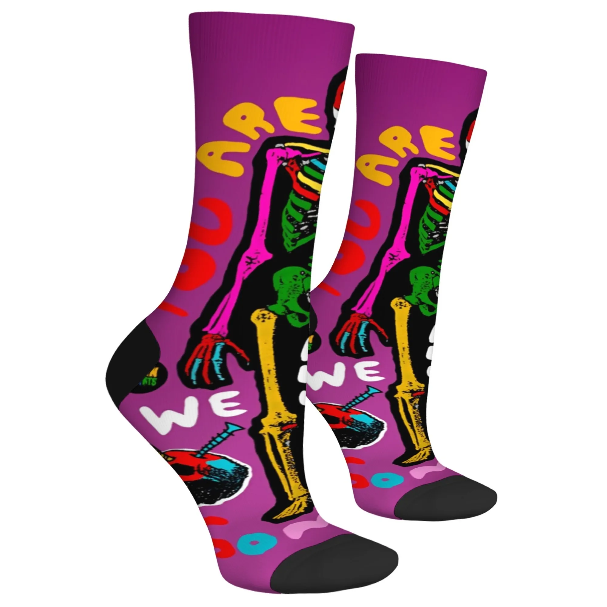 ถุงเท้าลายโครงกระดูกสไตล์ป๊อปอาร์ตสีสันสดใส พิมพ์ลายอักษรสีม่วงแนวพังก์วินเทจสุดเท่ ของขวัญสำหรับผู้ที่ชื่นชอบแฟชั่น