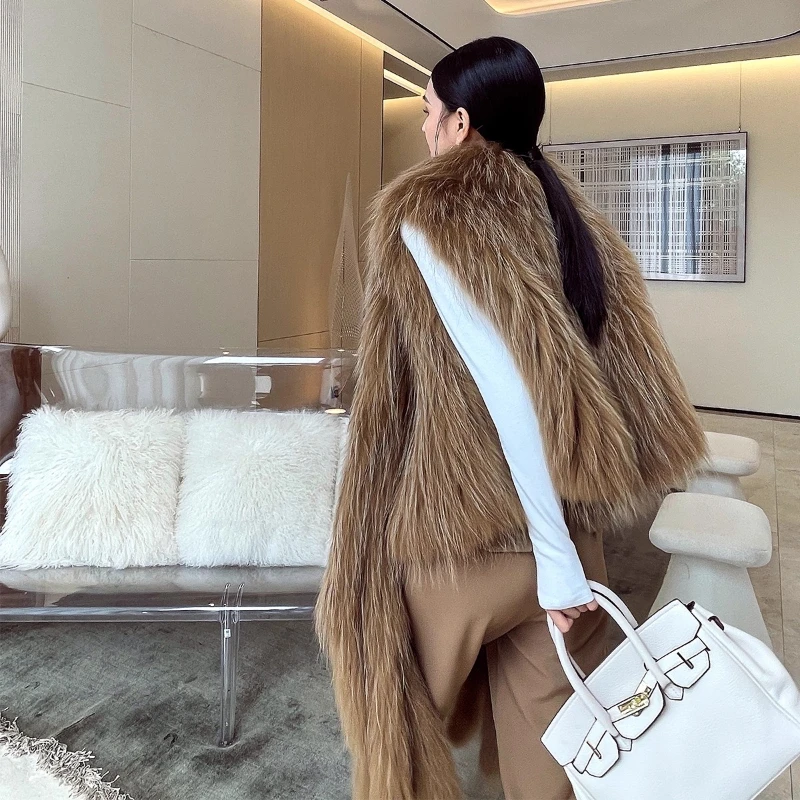 YOLANFAIRY الخريف والشتاء رشاقته الأبيض الراكون الفراء نسج مهدب وشاح بلا أكمام لون نقي شارع العليا سترات الفراء 2025