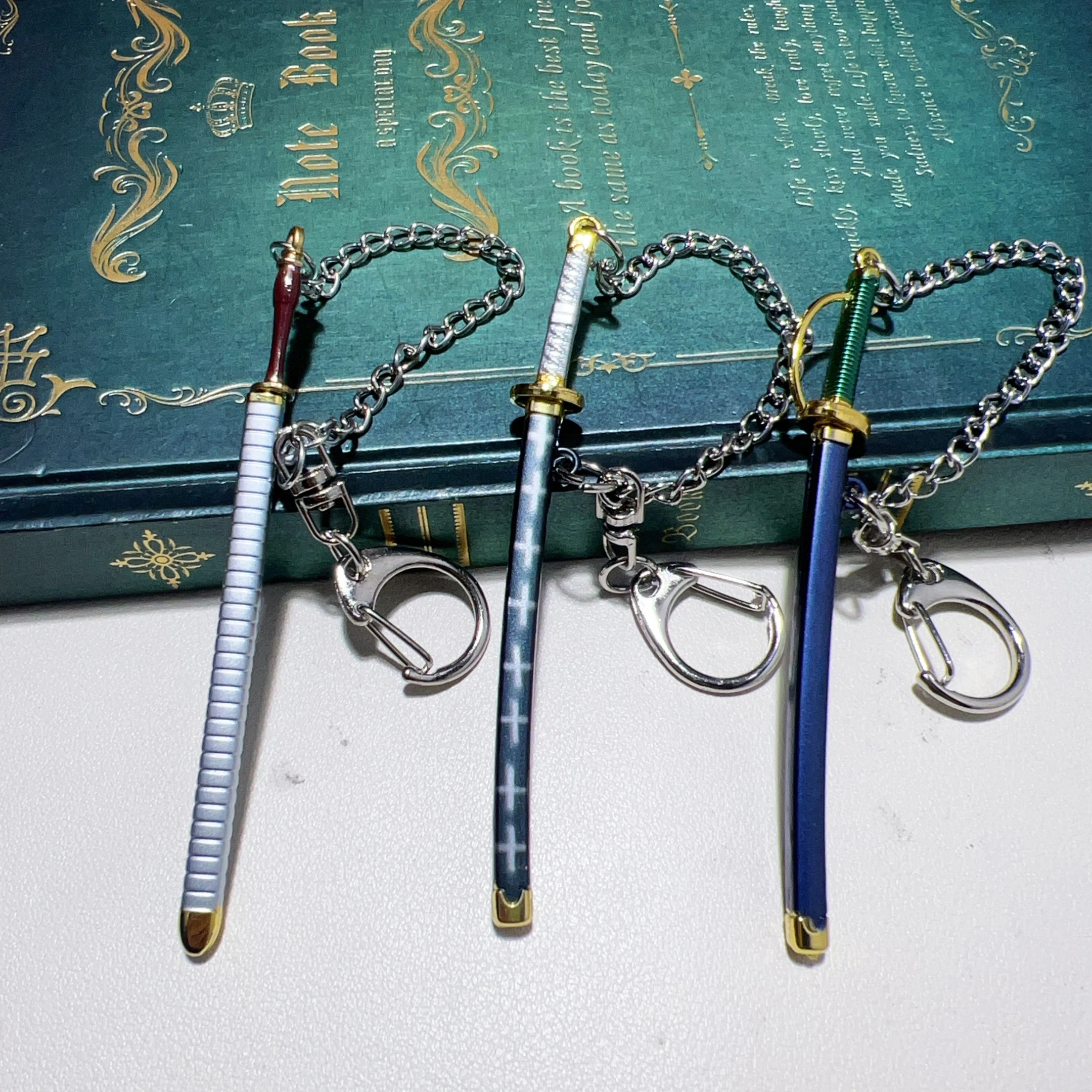 Llavero de espada de paja de 9 cm, espada de Basil Hawkins, periféricos de anime OP, mini espada de Zoro con cadena antipérdida, llavero.