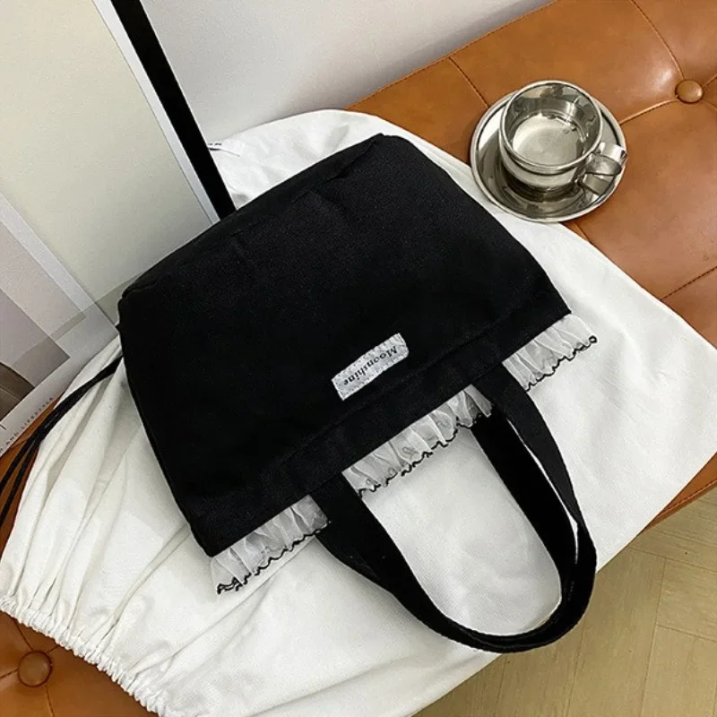 

Women's Canvas Tote Bag With White Organza Ruffle & Lace Trim - Black Casual Chic Shoulder Bag With Label​​ ﻿Portable Handbag