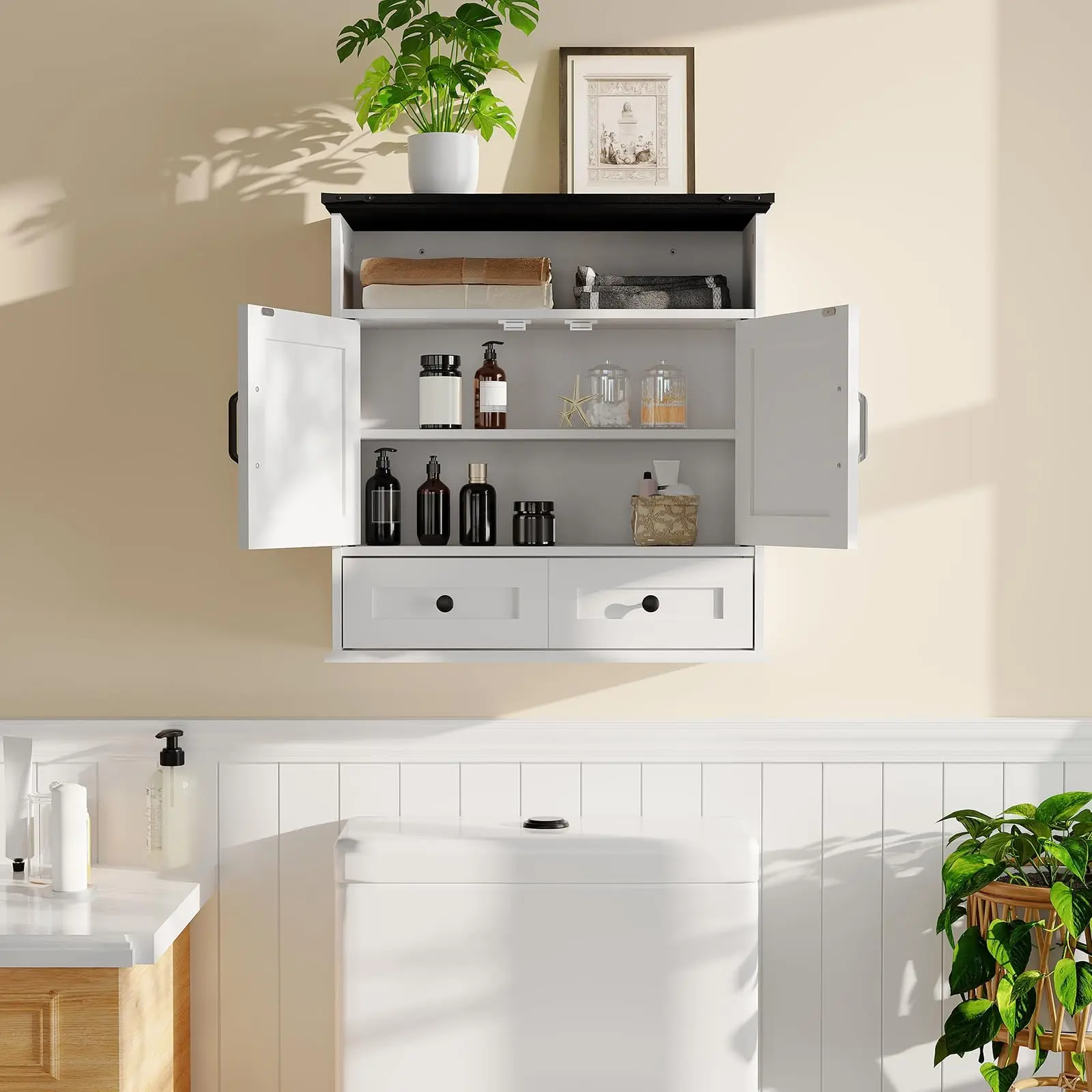 

Навесной шкафчик для ванной в стиле фермерского дома над унитазом с дверцами-амбарными, регулируемыми полками и съемным ящиком