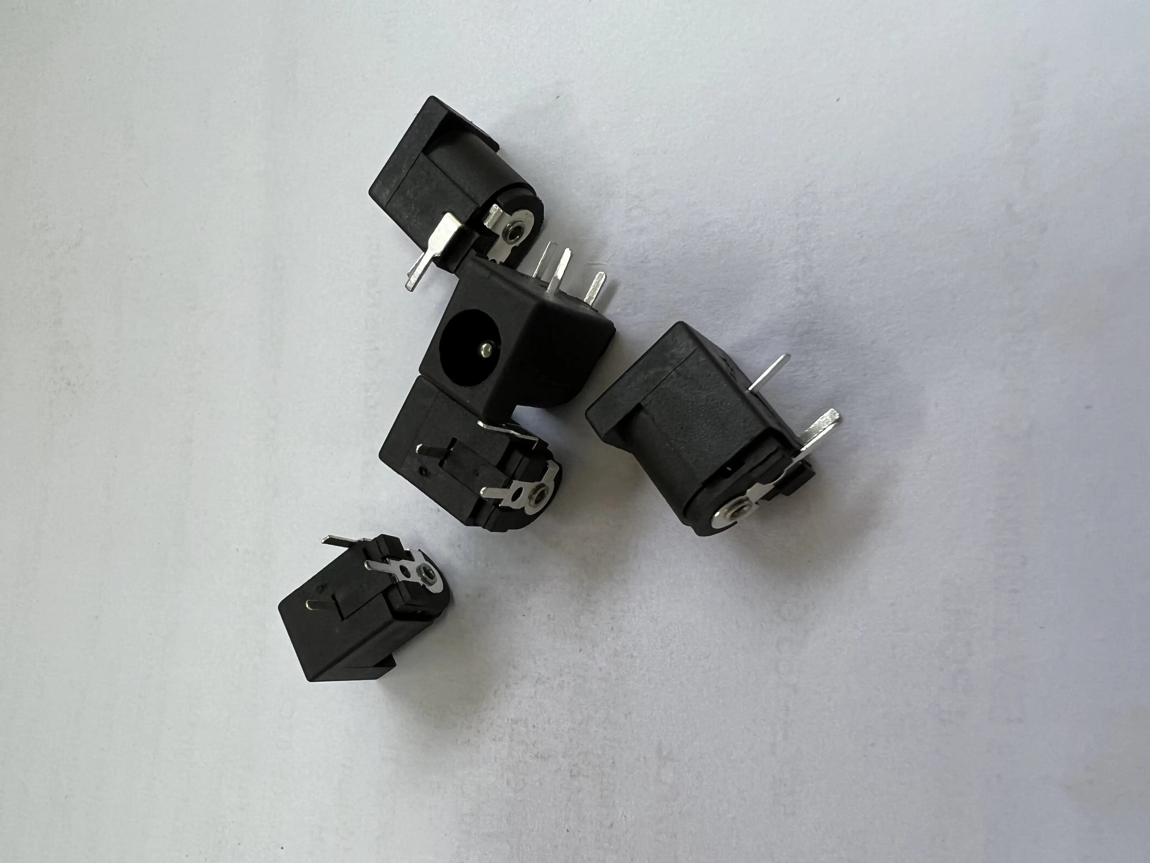 (Condensadores electrolíticos de aluminio-SMD) RVT1C470M0605