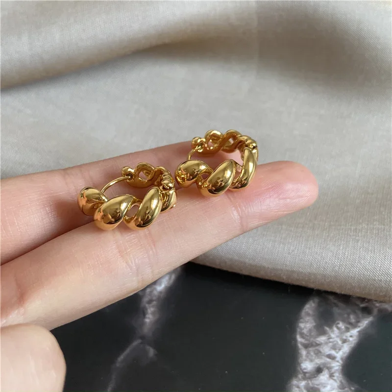 Earrings in high-end, lightweight, luxurious style with gold-plated ear clips for ladies, elegant in spring and summer