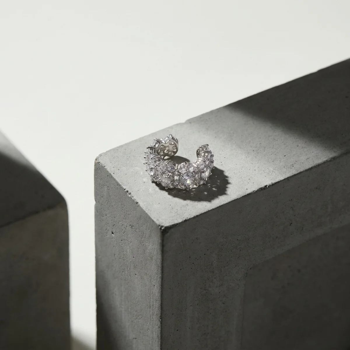 1 Stück Elegante Glänzende Zirkon-Blumen-Ohrklemmen für Damen und Herren Minimalistische Geometrische Blumen-Ohrmanschetten Ohne Piercing Schmuck – Detail 19