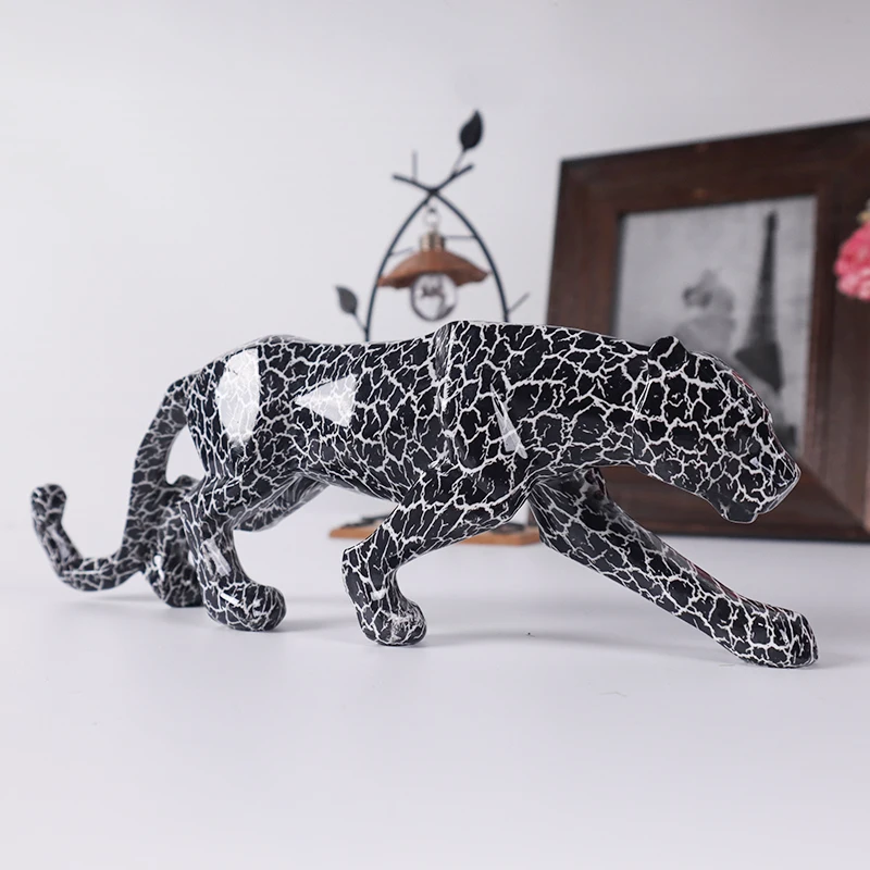 Water-transfer-printed cheetah resin sculpture, desktop decorative figurine for home or office