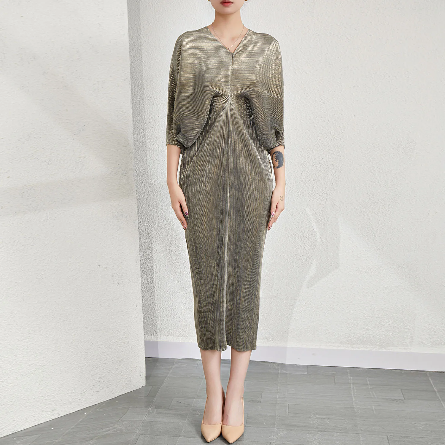 

Miyake Pleated Design Metallic Polyester Dress Elastic Stretch Midi Dress Women's Bat Sleeve Dress