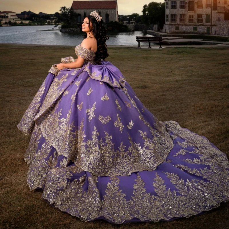 

Lavanda Shiny Quinceanera Dresses Off The Shoulder Gold Applique Lace Beading Crystal Bow Tull Party Birthday Sweet 16 Dress