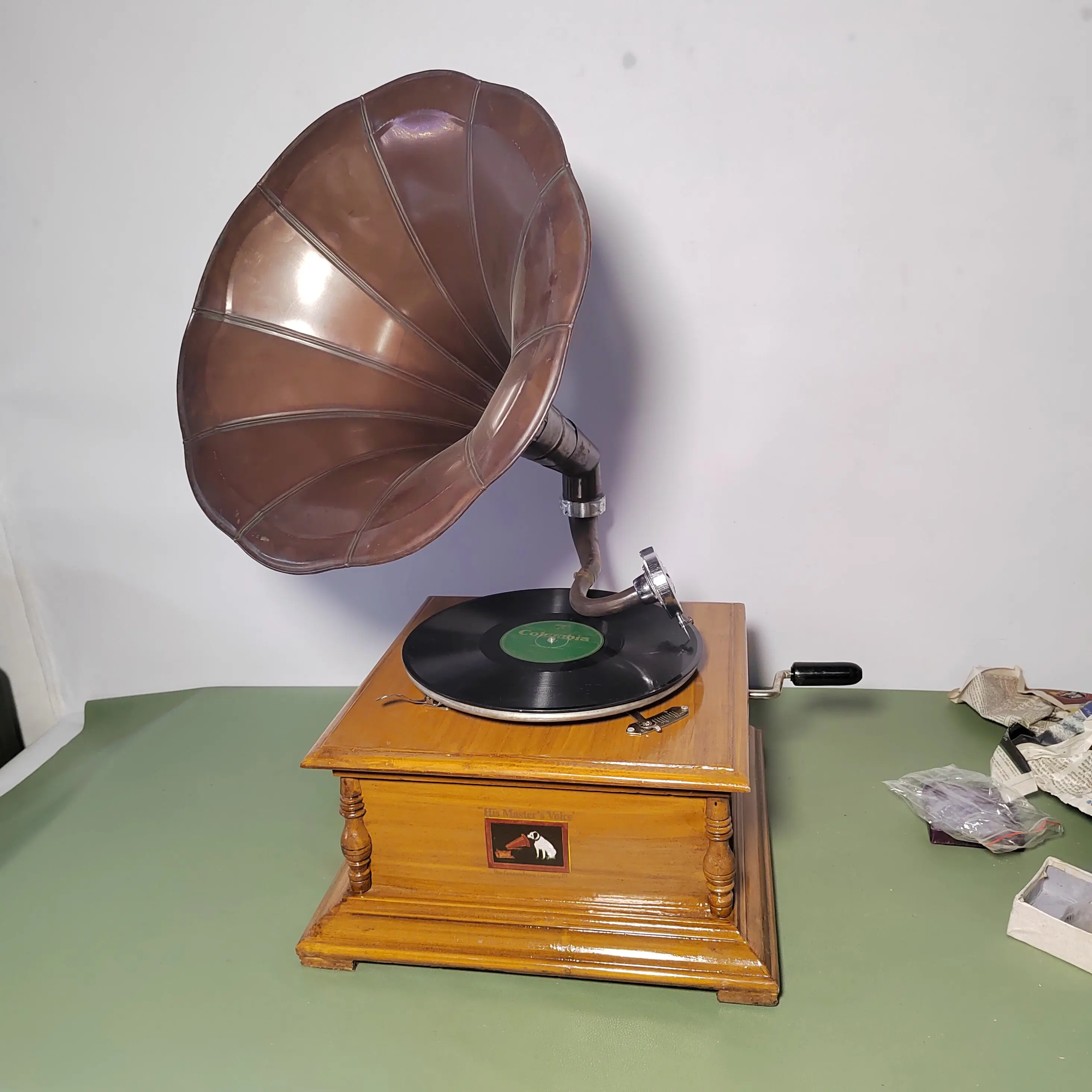 Square base, retro big speaker, hand-cranked phonograph, vinyl record player 78 rpm, normal function