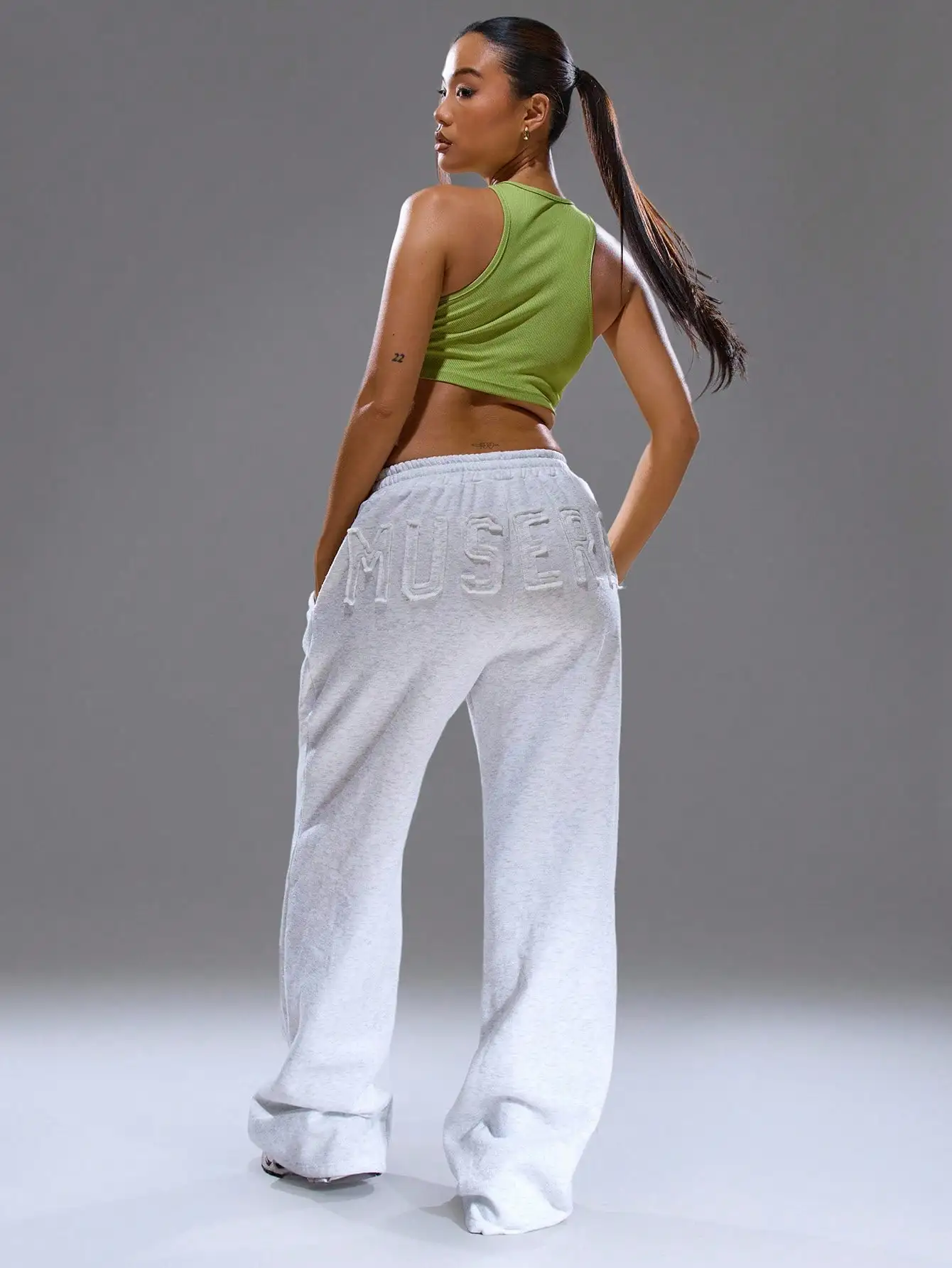 

Серые широкие джоггеры свободного кроя с объемным принтом, повседневные брюки для отдыха