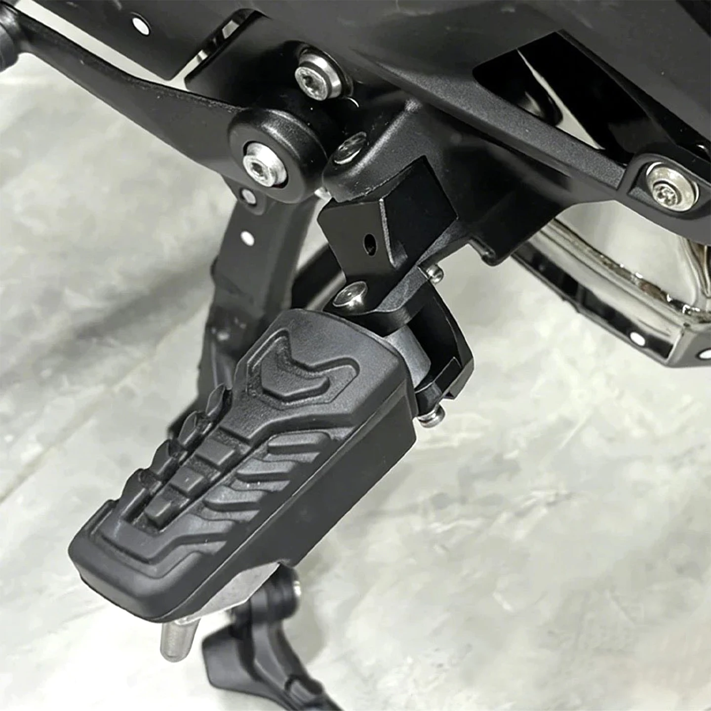 For BNW R1300RT Lower the footrest bracket 2025-2026-New model cars BMW R1300RT Driver's footrest lowering bracket Move forward