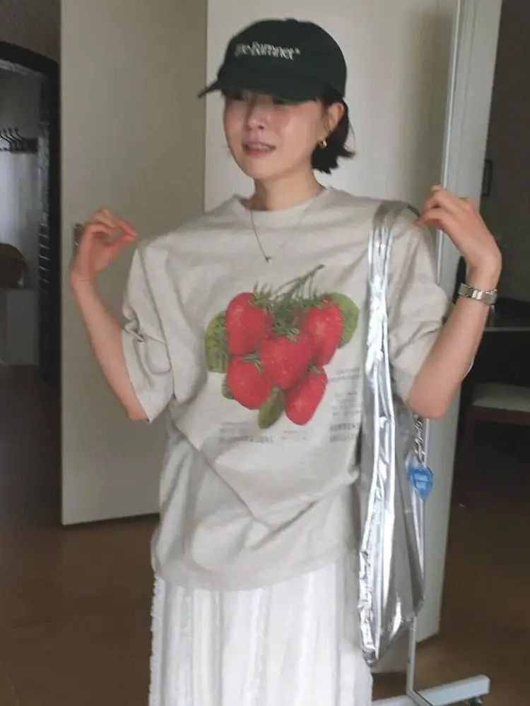 

Удобная хлопковая футболка с коротким рукавом для женщин, повседневная, с мультяшным принтом клубники, свободного кроя, летний топ, омолаживающий, модный