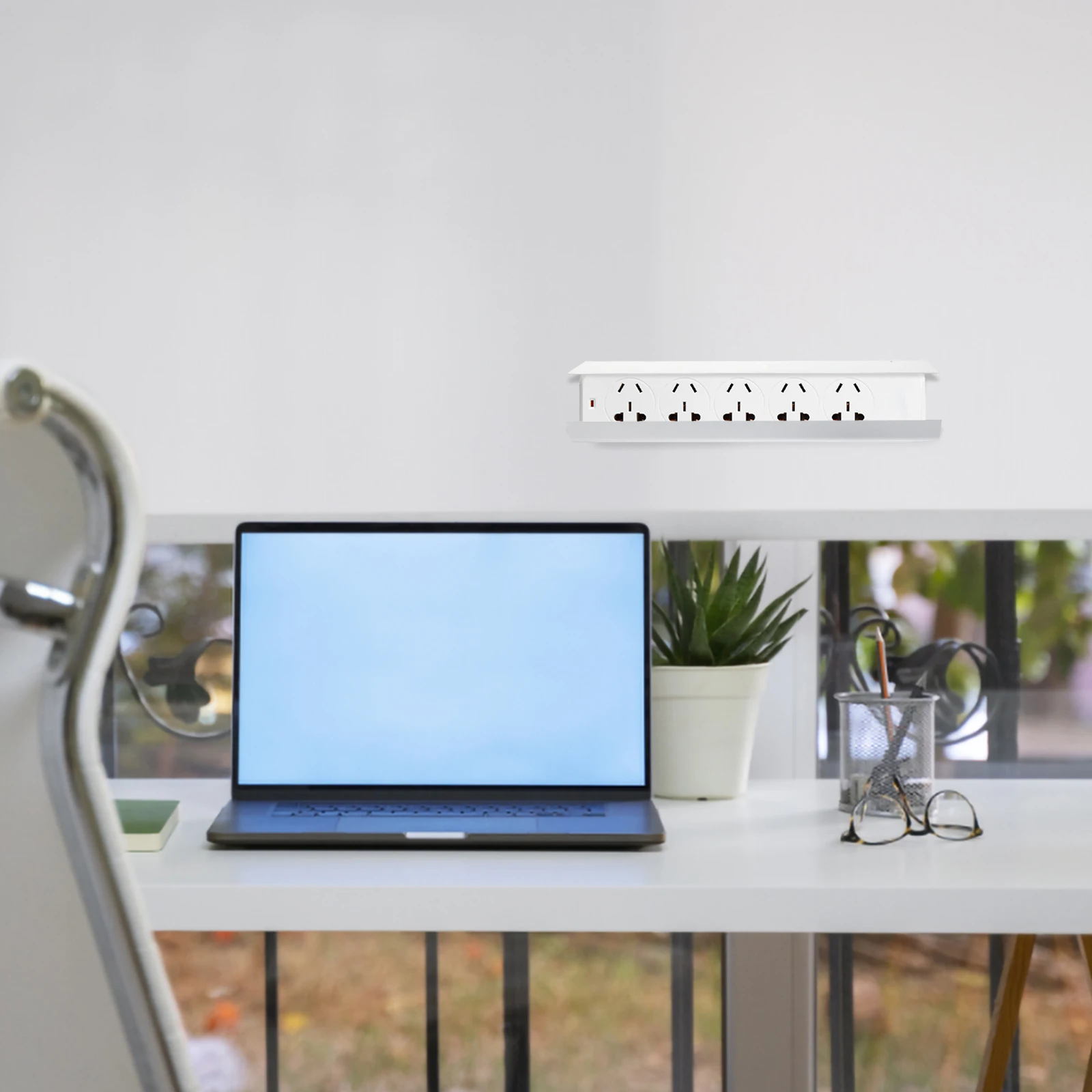 

Маленький белый блок управления под столом под столом Ганайзер Ганайзер Кабельный органайзер Ящик для хранения кабелей для офисного использования