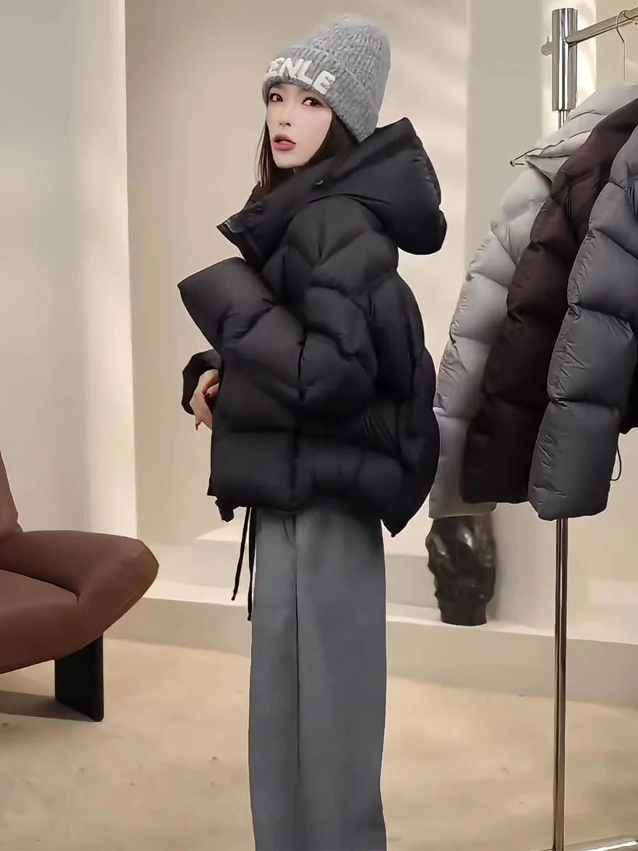 

Повседневная утепленная женская куртка-пуховик свободного кроя с ветрозащитным дизайном, съемным капюшоном и застежкой-молнией