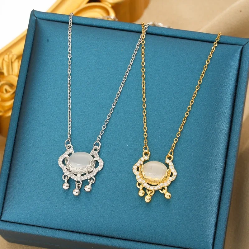 A high-end, light luxury and niche design Chinese-style auspicious cloud lock women's collarbone necklace