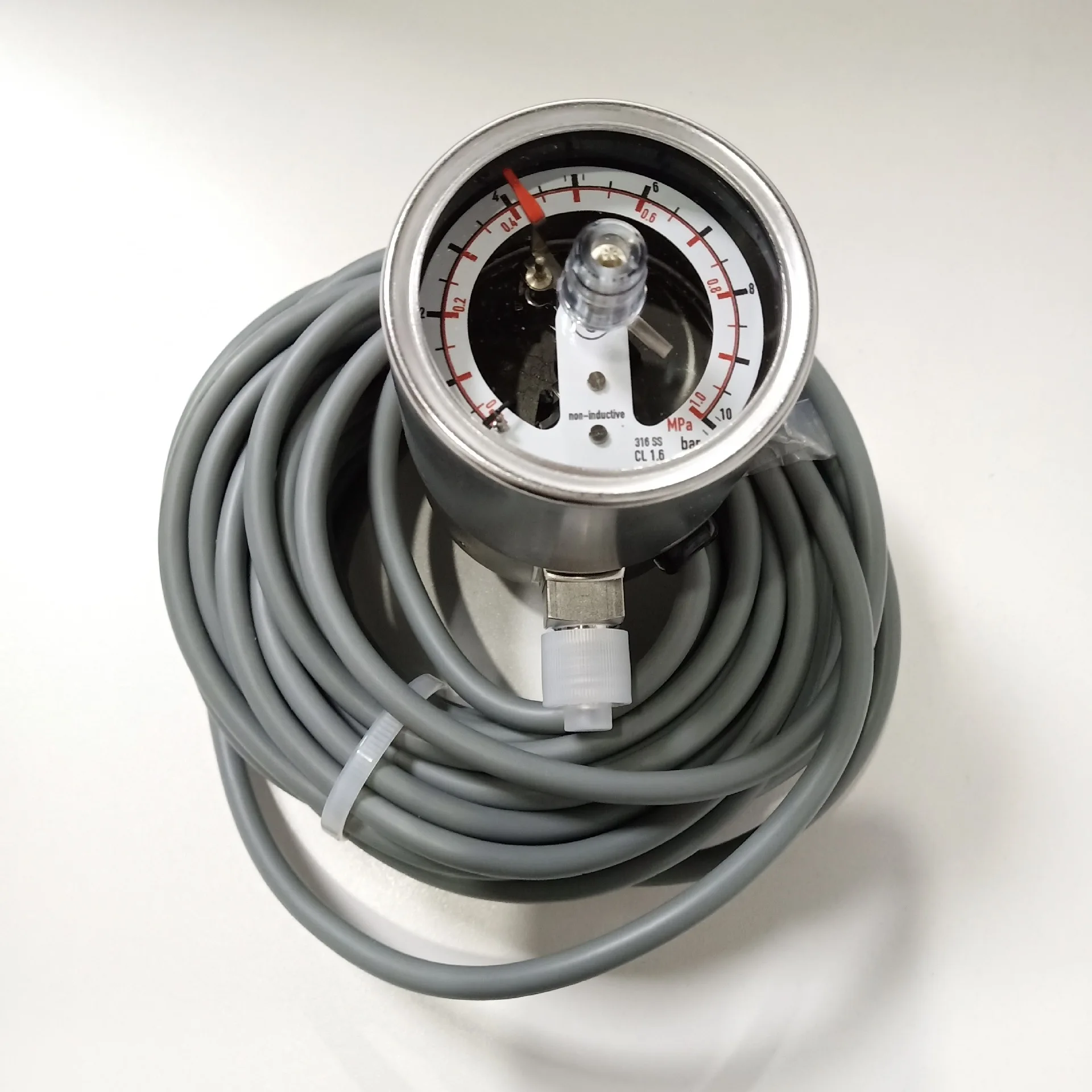 WIKA Bourdon tube pressure gauge with switching electrical contacts PGS23.063LM 30 0-10BAR radial