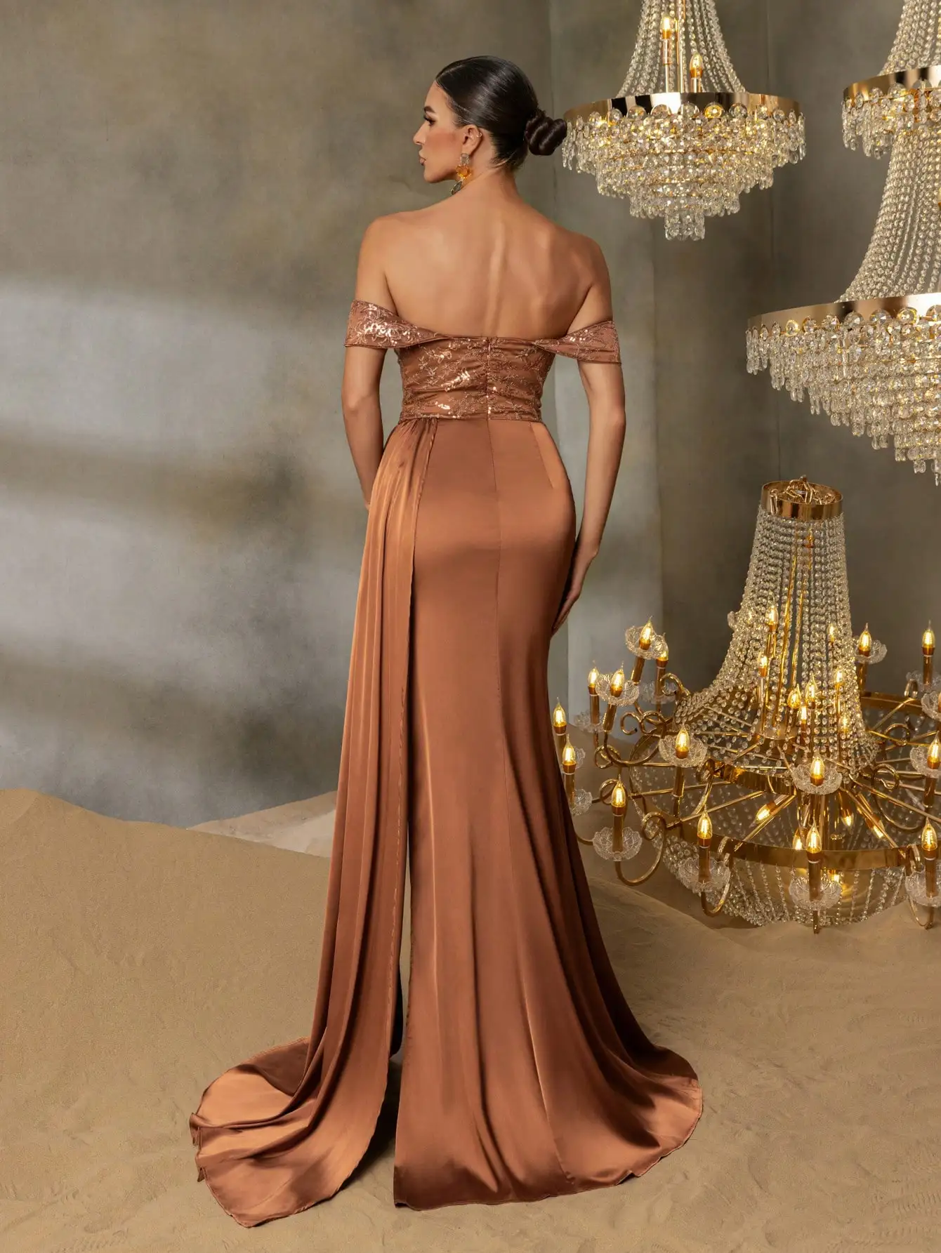 오프숄더 스팽글 보디스와 대비되는 새틴 밑단의 정장 드레스