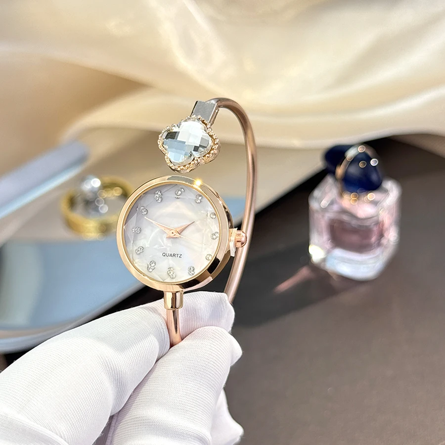 ساعة جديدة بسوار من اللؤلؤ، ساعة يد فاخرة وخفيفة الوزن، ساعة نسائية، ساعة مجوهرات صغيرة مفتوحة
