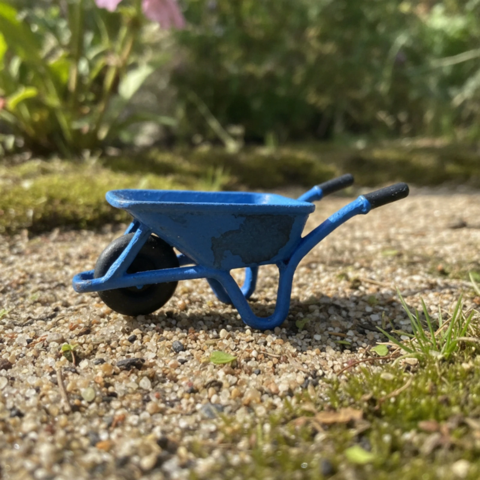 Miniature Wheelbarrow Tiny Wheelbarrow Model with Single Wheel Ornament Mini Compact for Hobbyists, Dioramas, Tabletop Displays