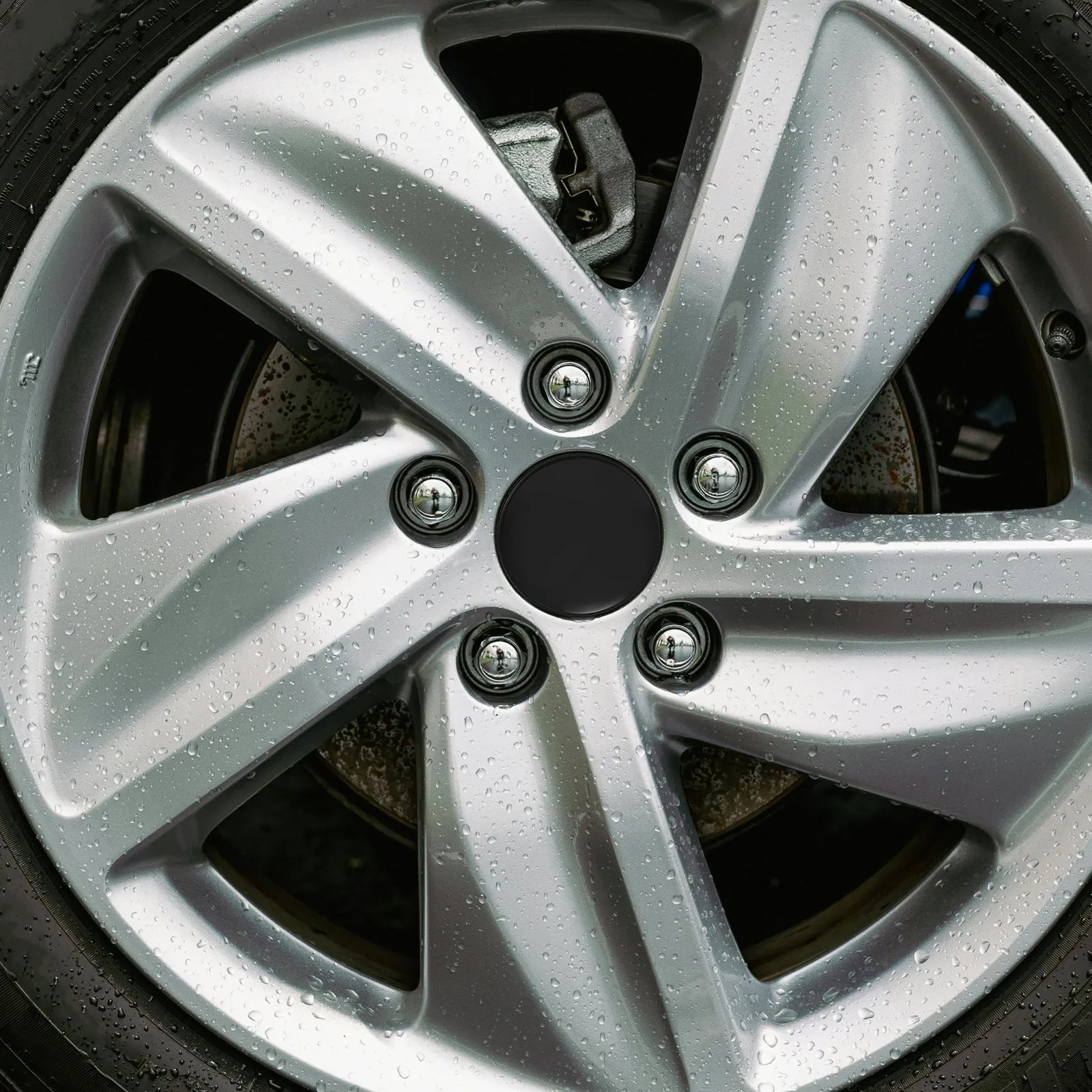 

Комплект из 4 накладок на центральные колпаки колес автомобиля из ABS-пластика: модифицированные, для эстетики и защиты, прочные, для демонстрации.