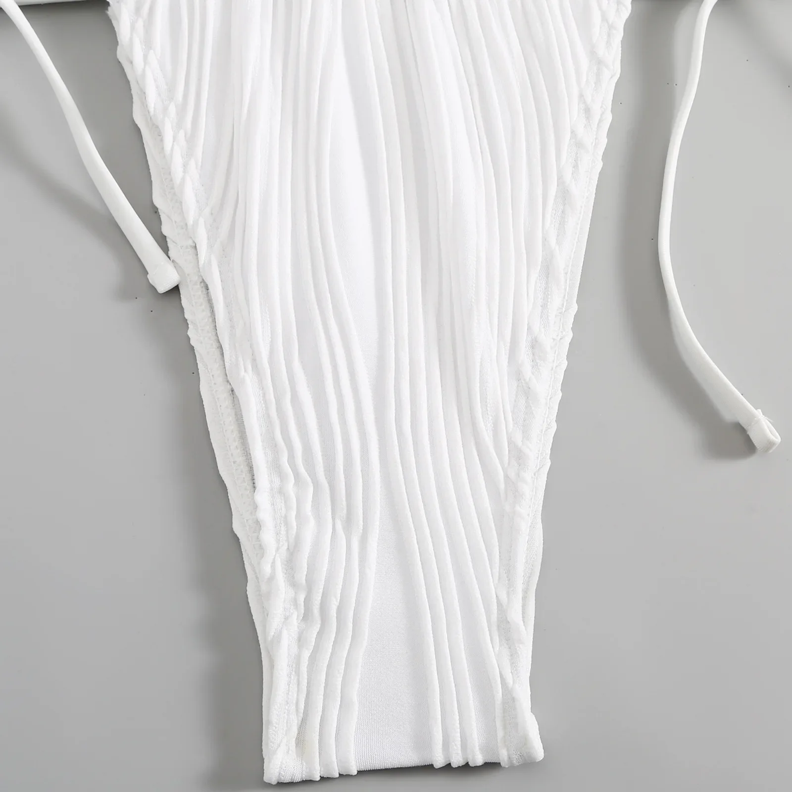 Traje de baño arrugado sexy de una pieza con cuello en V profundo bikini tanga trajes de baño mujeres biquini trajes de baño blanco y negro 2 colores