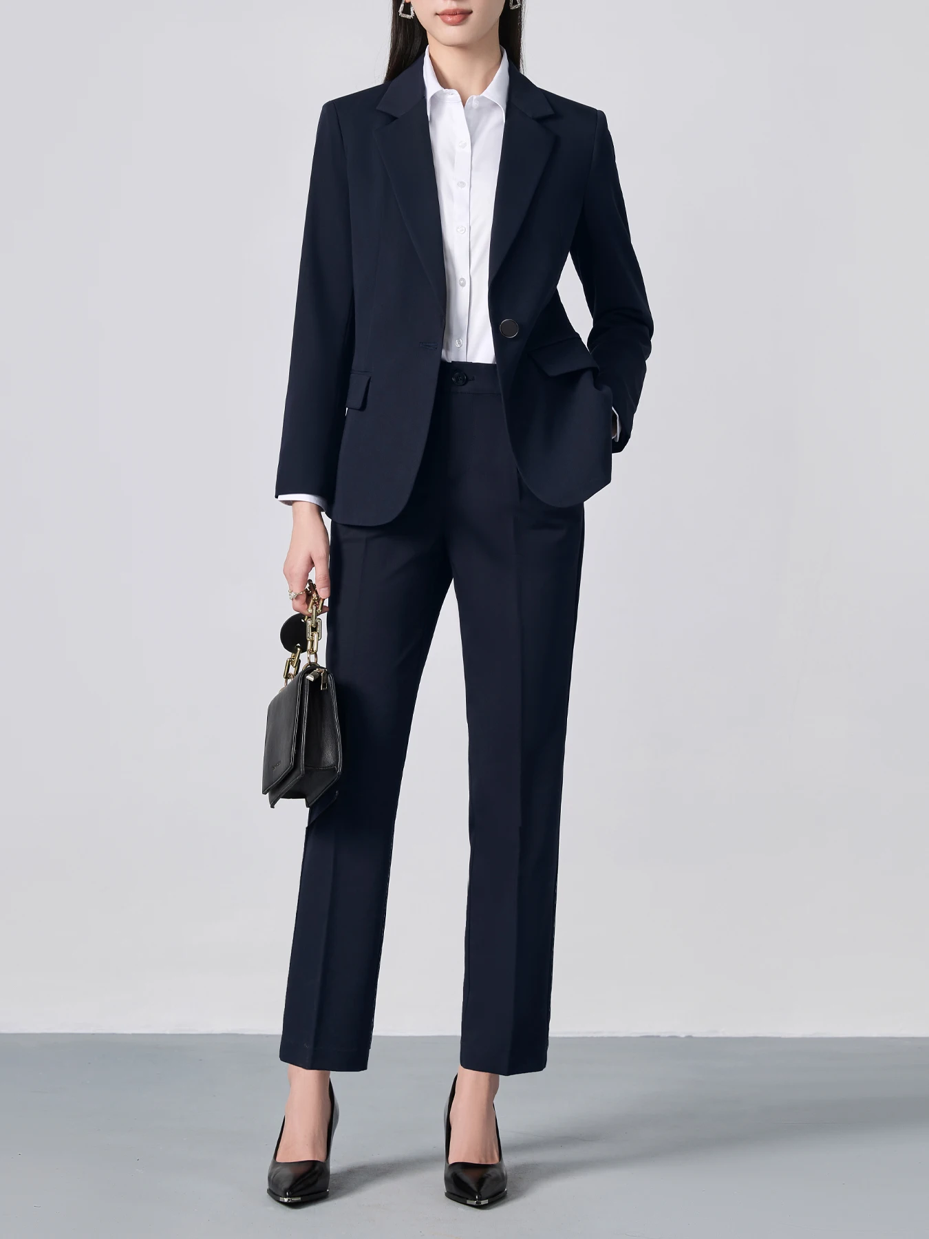 Einreihiges Ein-Knopf-Anzug-Set. Stilvolles, schmal geschnittenes, einfarbiges, langärmliges Revers mit fallendem Revers und eleganter Hose. 2-teiliges Set