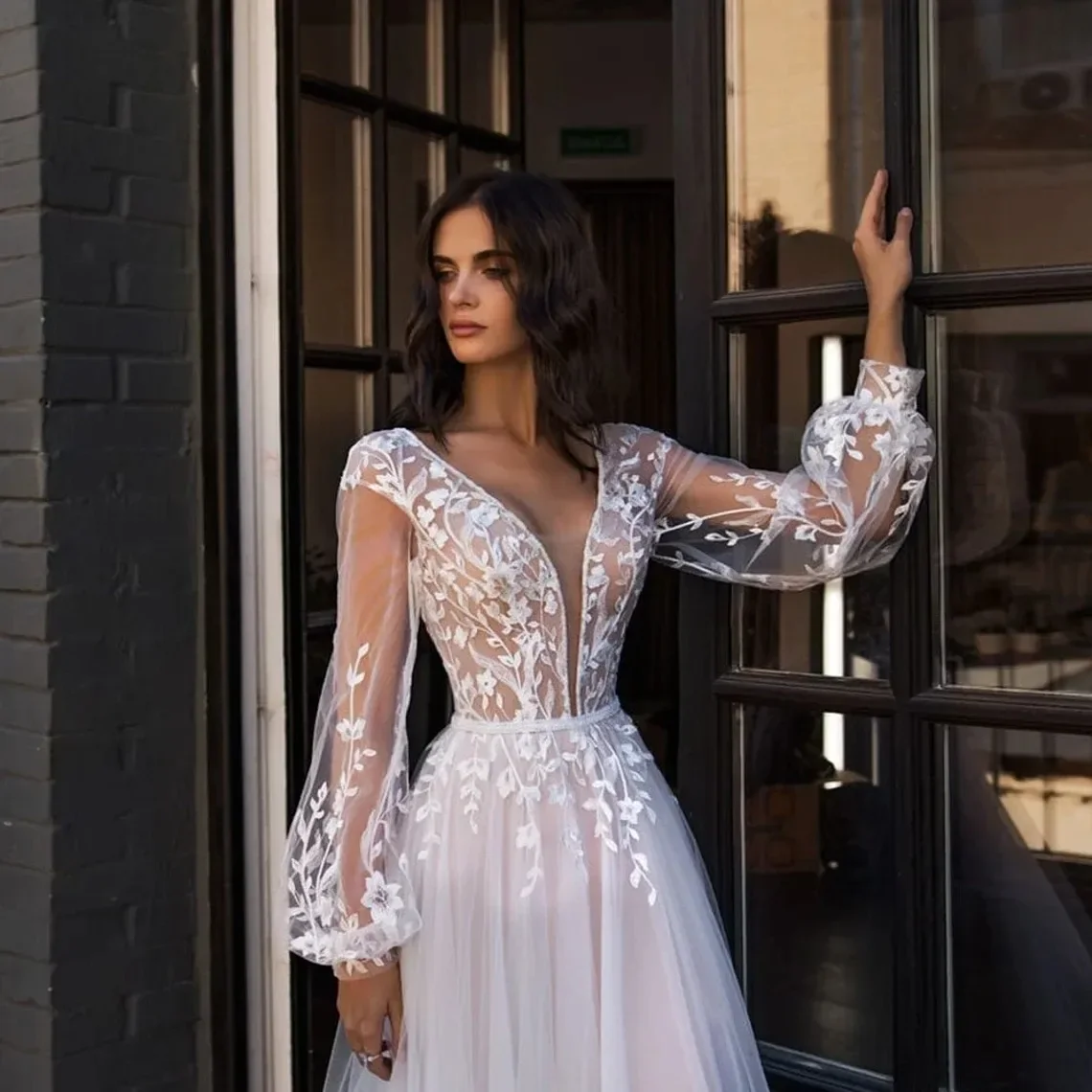 Fashion elegant Long sleeve wedding dress Floral Lace Wedding Princess Retro sexy backless bridal dress custom new 2024