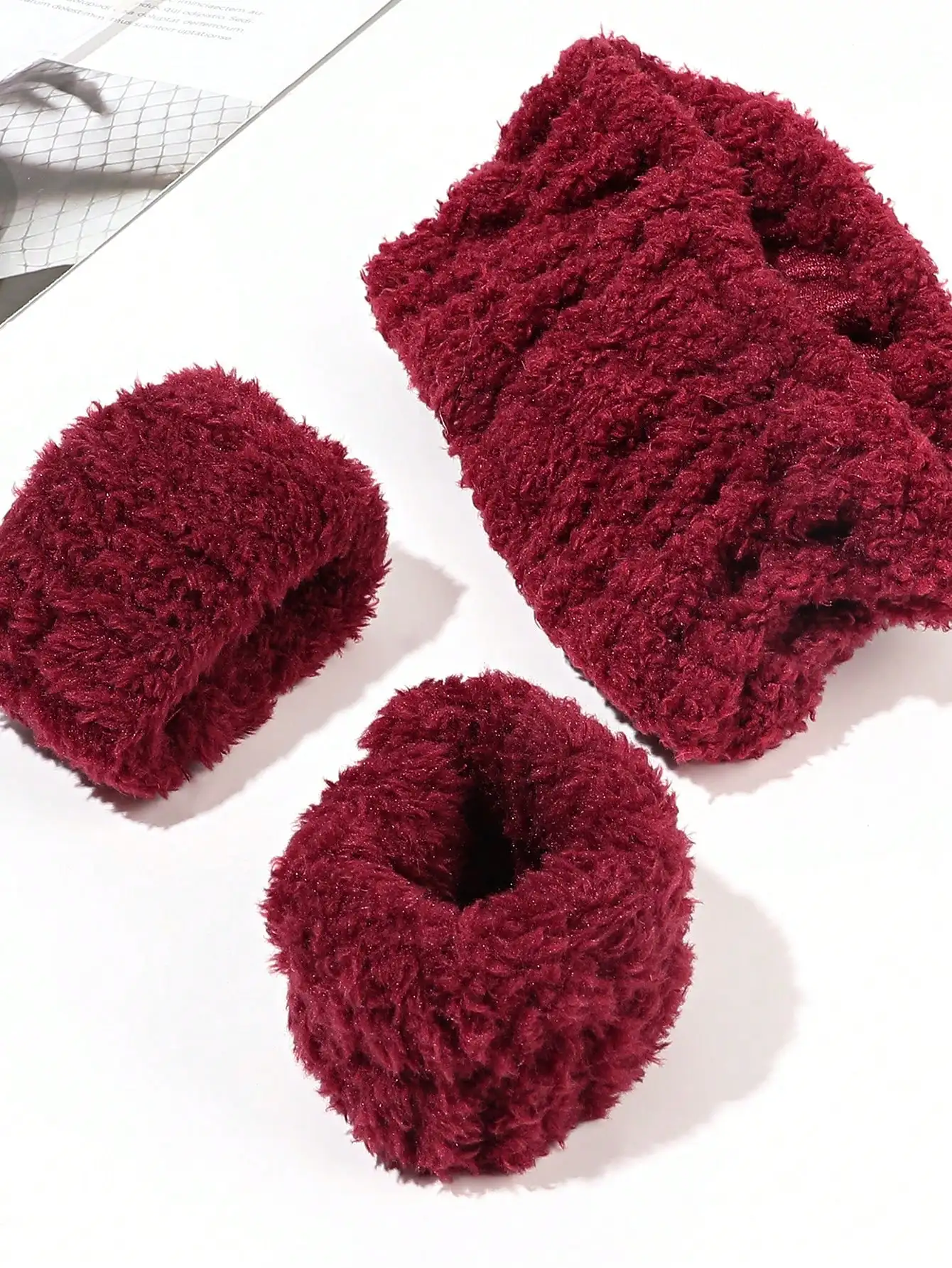 3-teiliges Set mit roten Erdbeer-Stirnbändern und Armbändern, niedlich gepolstert, weiches Frottee, Haarschmuck für Frauen und Mädchen, Hautpflege-Haarband – Detail 5