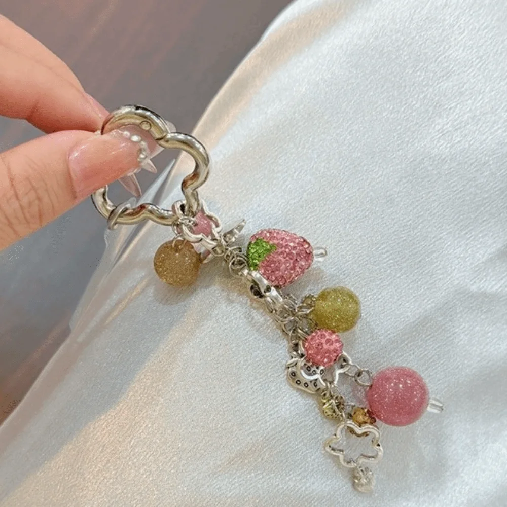 Süßer Legierungs-Erdbeer-Schlüsselanhänger Funkelnder Perlen-Handyanhänger Rosa Blumen-Hardware-Taschenanhänger für Damen – Detail 9