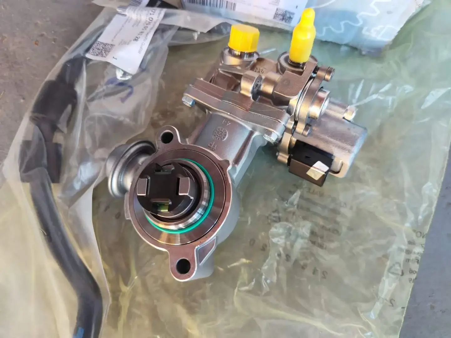 Original high-pressure fuel inje ction pump 2710703501Benz w212 w204 C180 C200 E200 E300 GLK M271 CGI 2710700100 2710702201