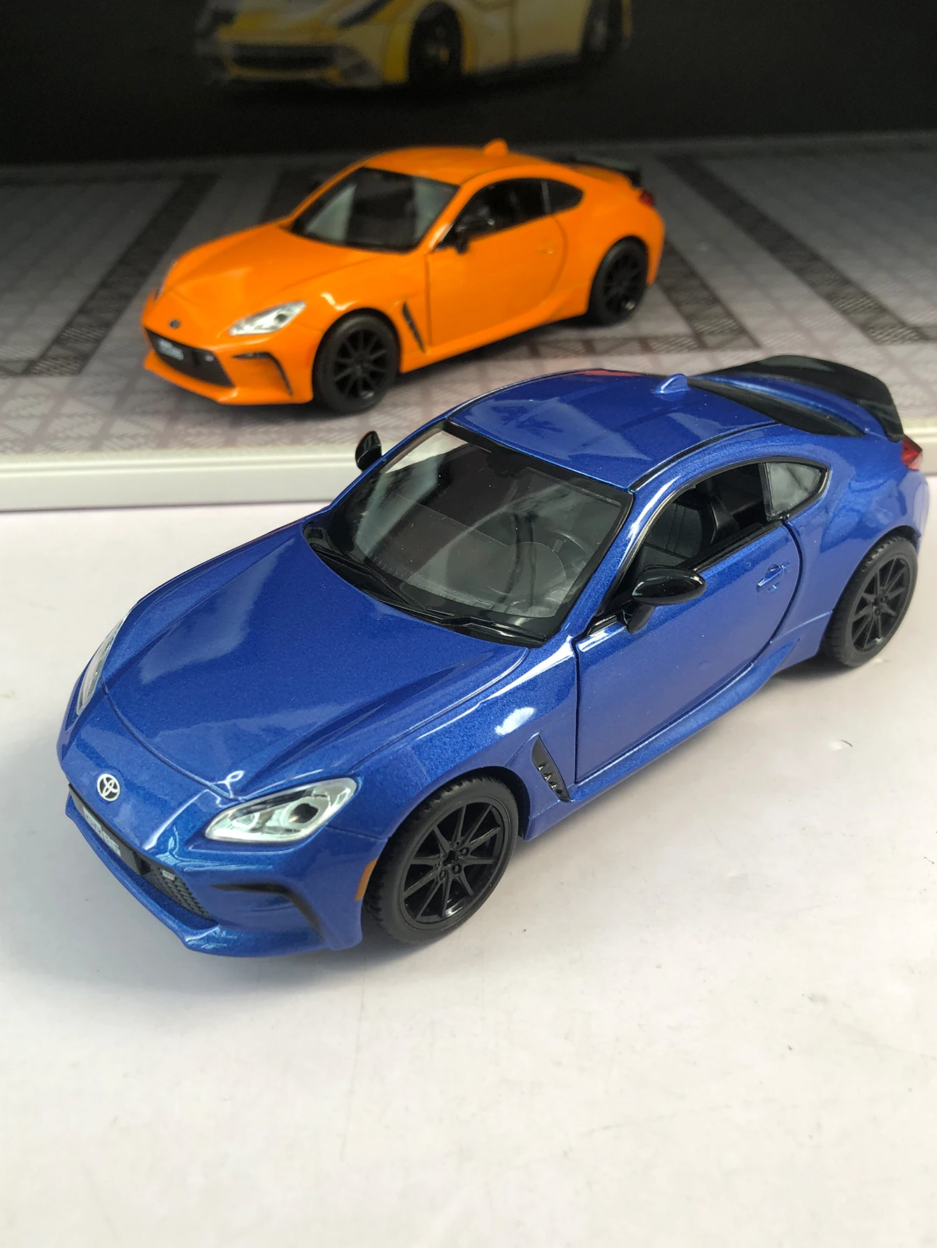 Modèle de voiture Toyota GR86 en alliage de zinc simulé 1: 28, ornement statique, voiture cadeau de collection en métal