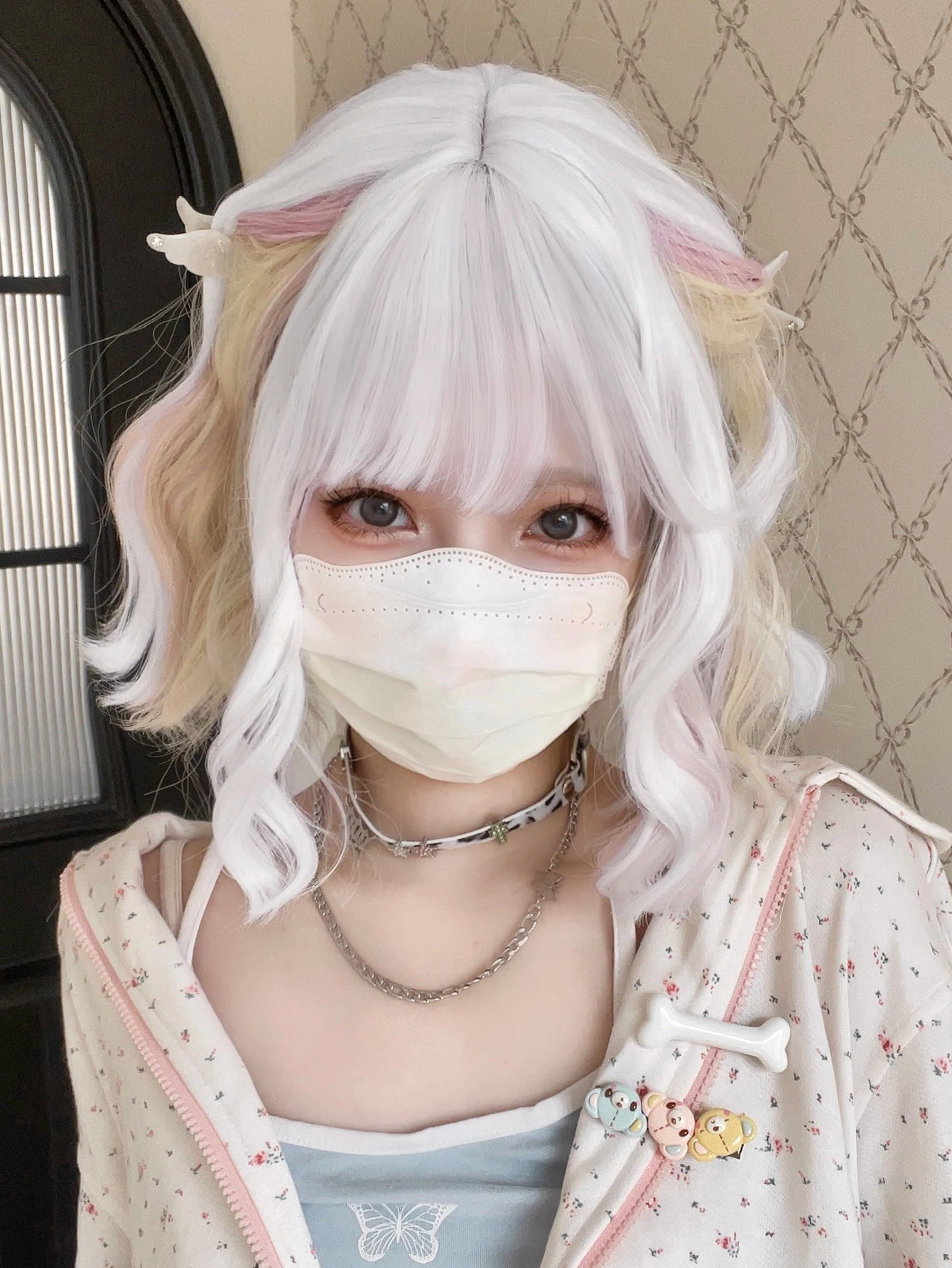 12 Cal Lolita wielokolorowa biała różowa peruki syntetyczne z krótką naturalne kręcone włosy peruką dla kobiet Cosplay odporna na ciepło