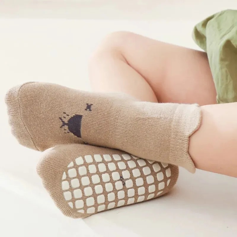 3 paia/lotto calzini per bambini in cartone animato calzini da pavimento in cotone antiscivolo per neonati per ragazze ragazzi simpatici impugnature in gomma Unisex Toddler Socken