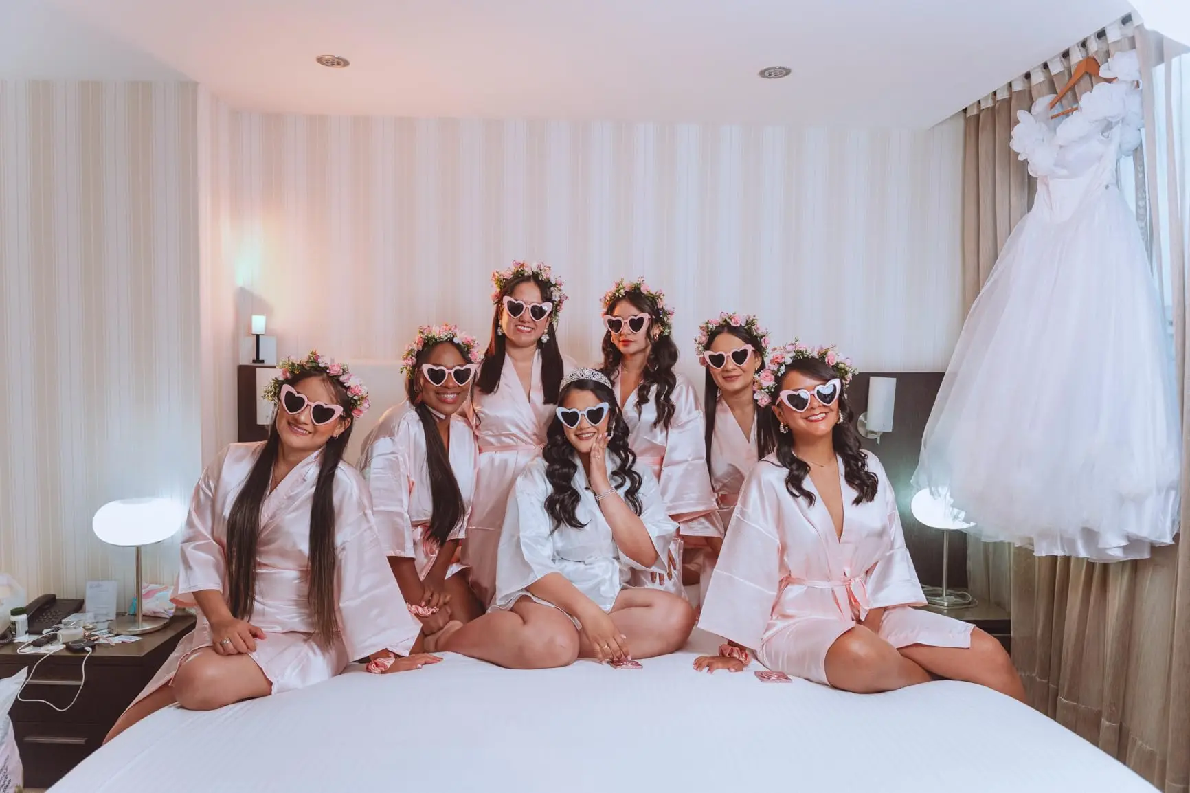 7 Pcs Bride Bridesmaid Robe Sets for Wedding Bridal Party Satin Robes Maid of Honor Robe with Heart Shaped Sunglasses