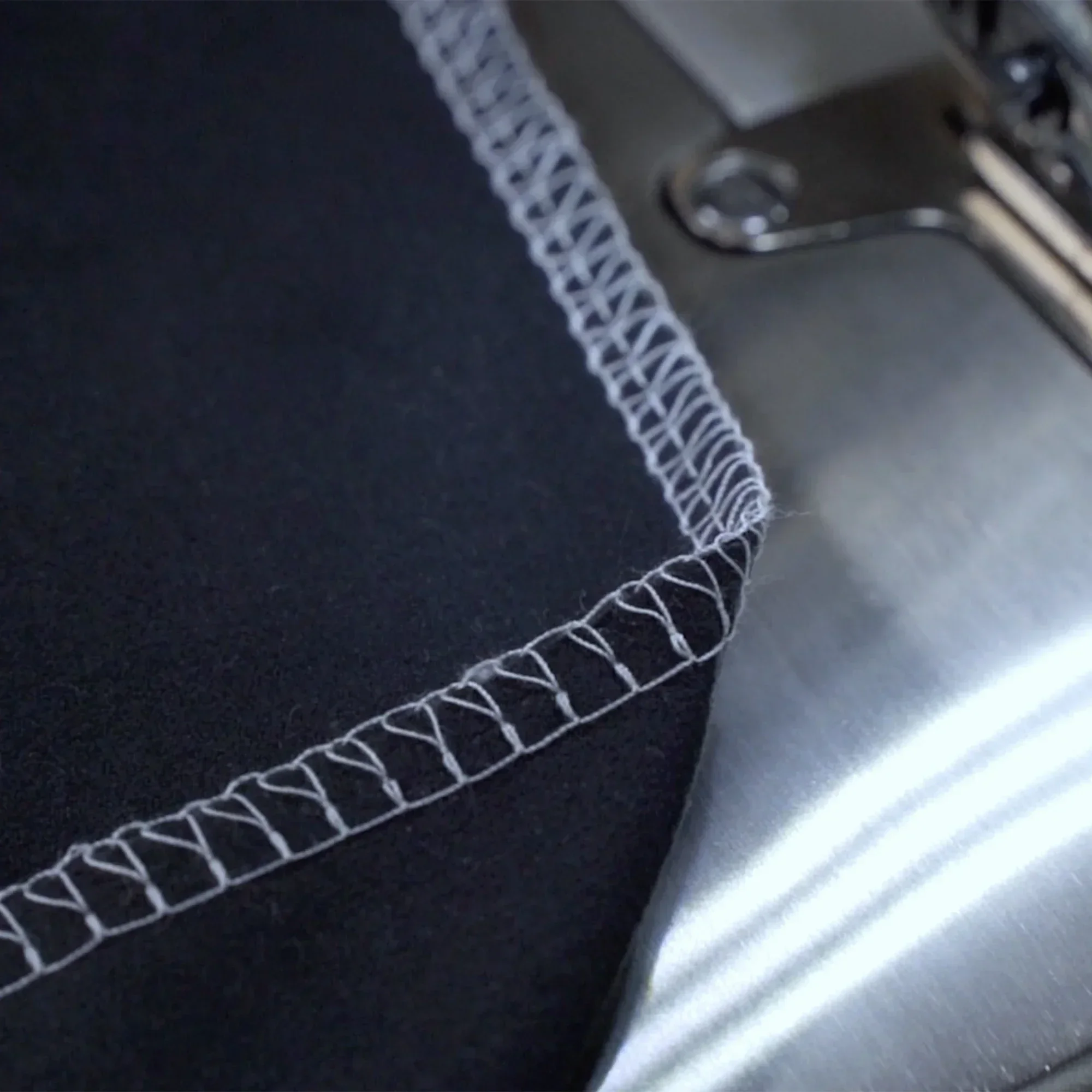 ماكينة خياطة الأوفرلوك عالية السرعة ذات محرك مباشر للكمبيوتر أوتوماتيكي بالكامل مناسبة للقمصان والقمصان والجينز HK-M5-X-AT