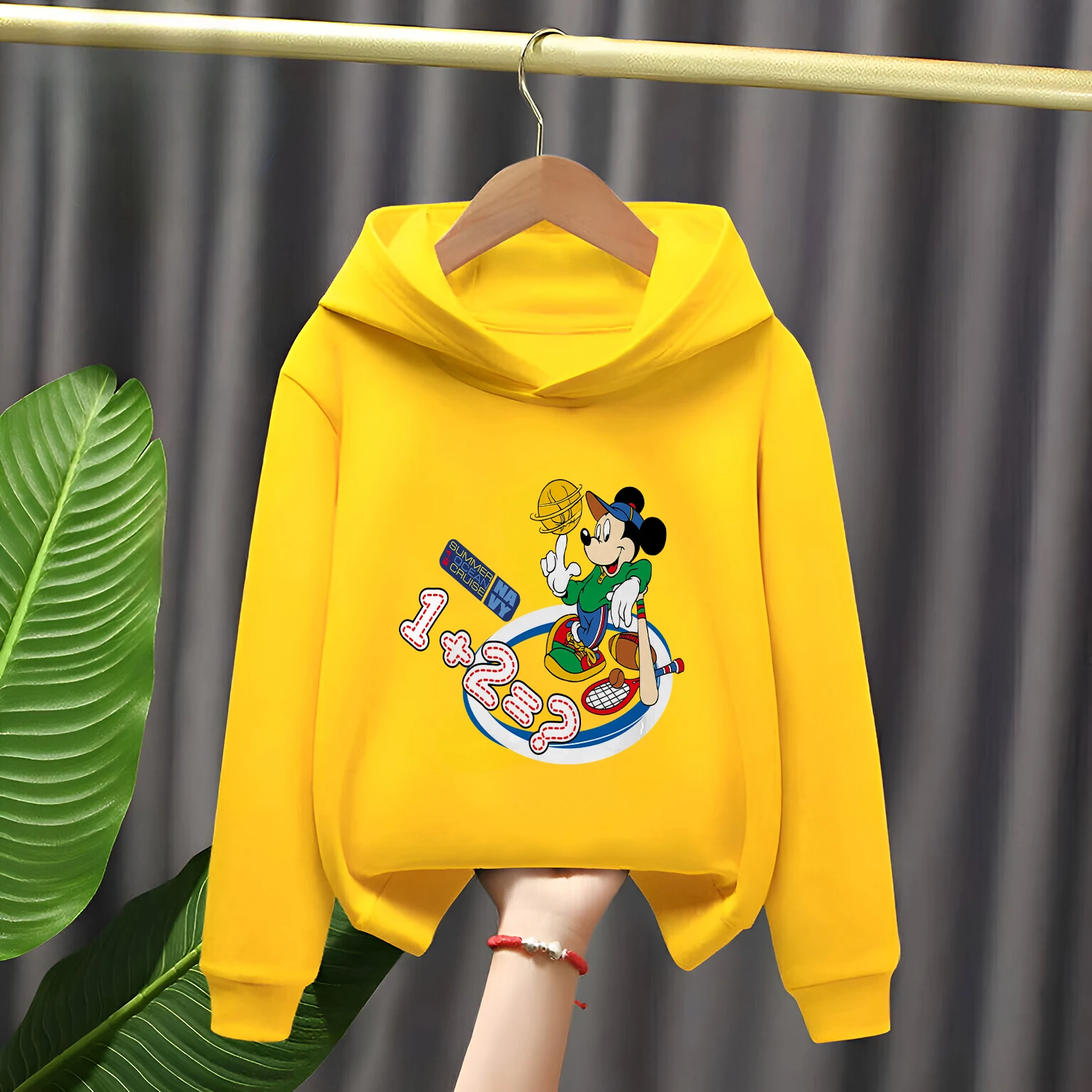 سويت شيرت بغطاء للرأس من سلسلة ديزني الجديدة مصنوع من نسيج ناعم ودافئ ويتميز بتصميم خط عنق دائري. #4