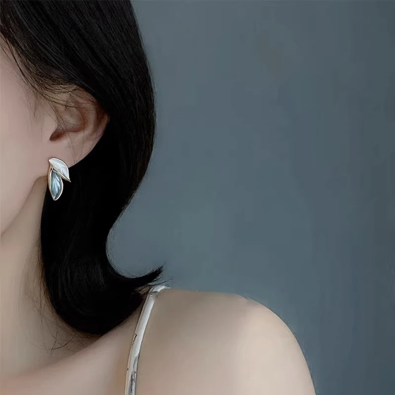 Anting-anting kancing daun abu-abu klasik baru untuk wanita pesona anting-anting bentuk daun wanita logam manis Korea hadiah perhiasan modis 2023