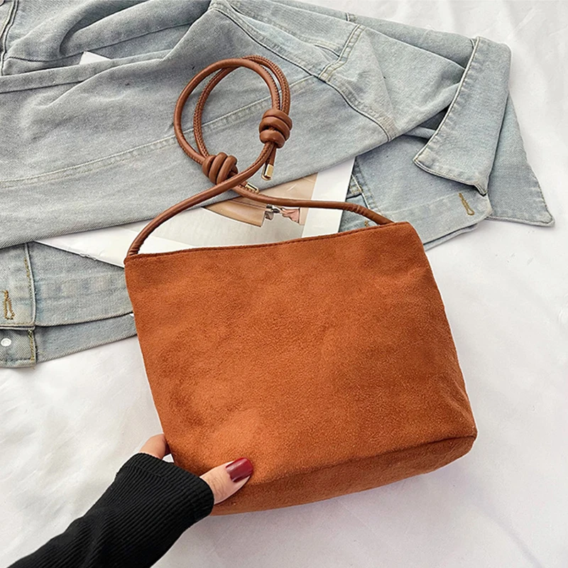 Damen-Handtasche aus Wildleder mit großer Kapazität und Buchstabenmuster, magnetische Schnalle, Samt, PU-Unterarmtasche im Retro-koreanischen Stil – Detail 22