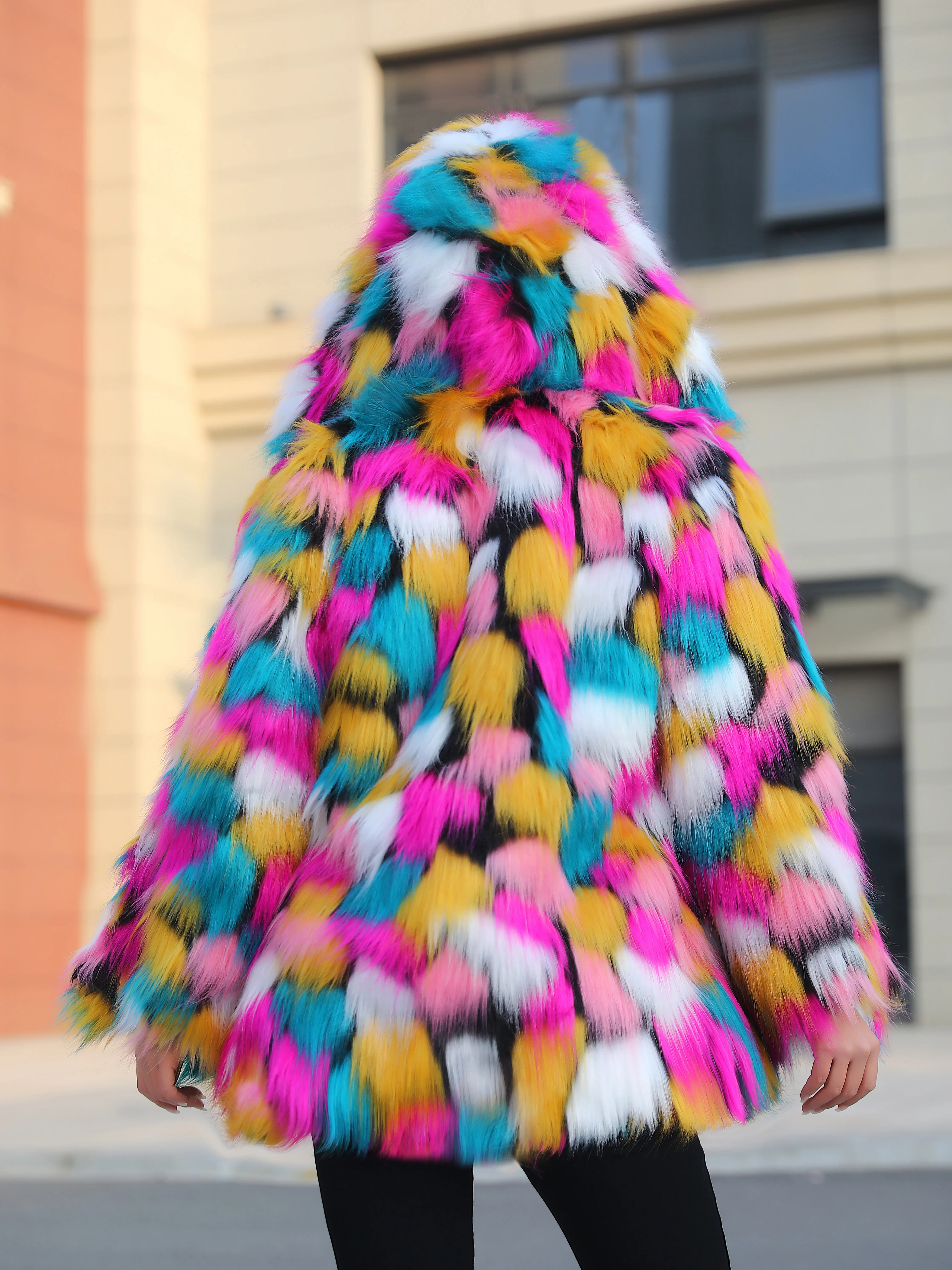 Chaqueta de piel sintética cálida y atrevida para mujer, abrigo grueso con capucha y botón oculto, informal, holgado, suave, franjas de diferente Color, prendas de vestir, abrigo elegante de invierno