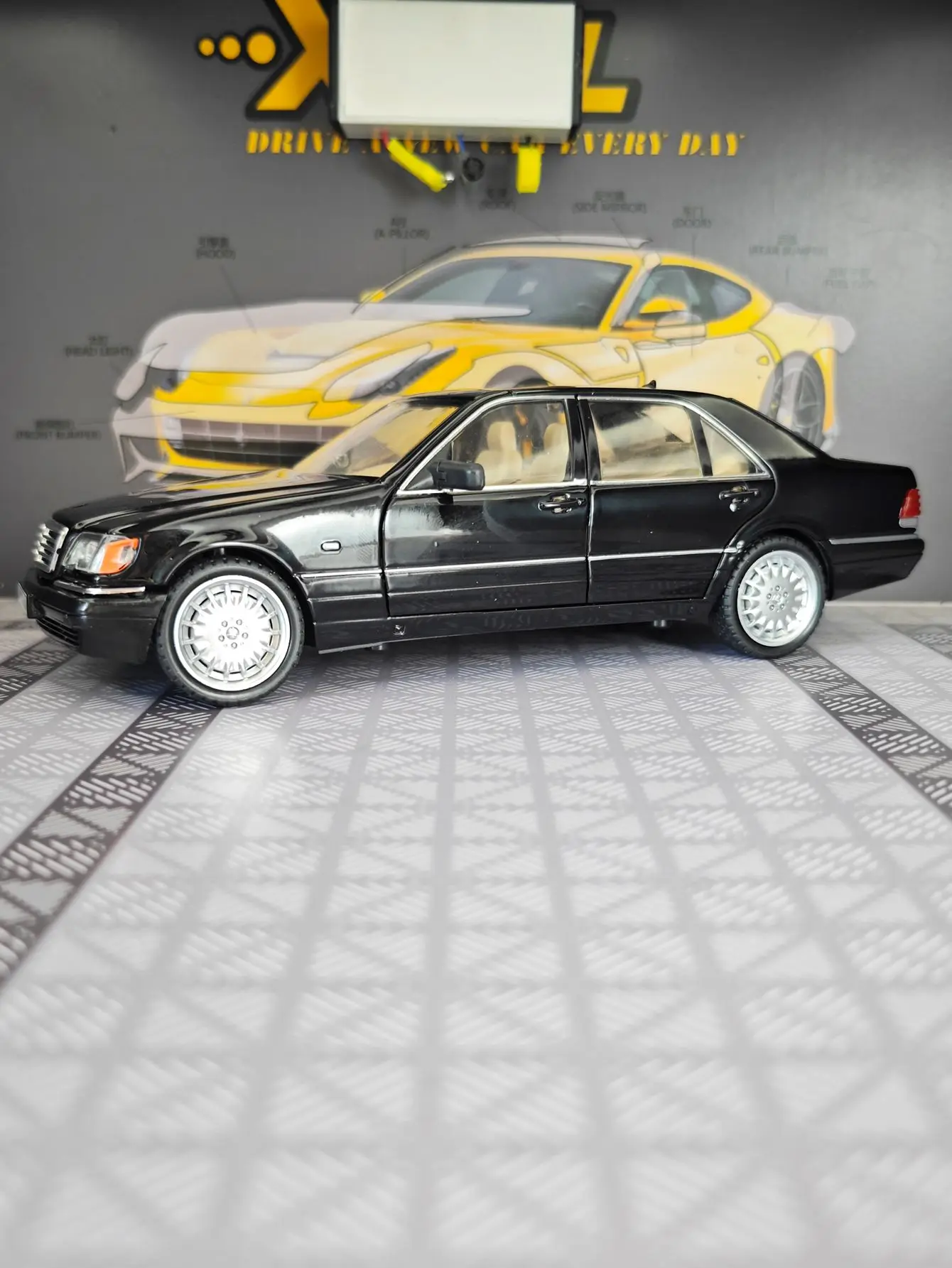 1:24 W140 S320 puertas de modelo de coche clásico de aleación y maletero del capó del motor se pueden abrir tiene funciones de sonido y iluminación simuladas