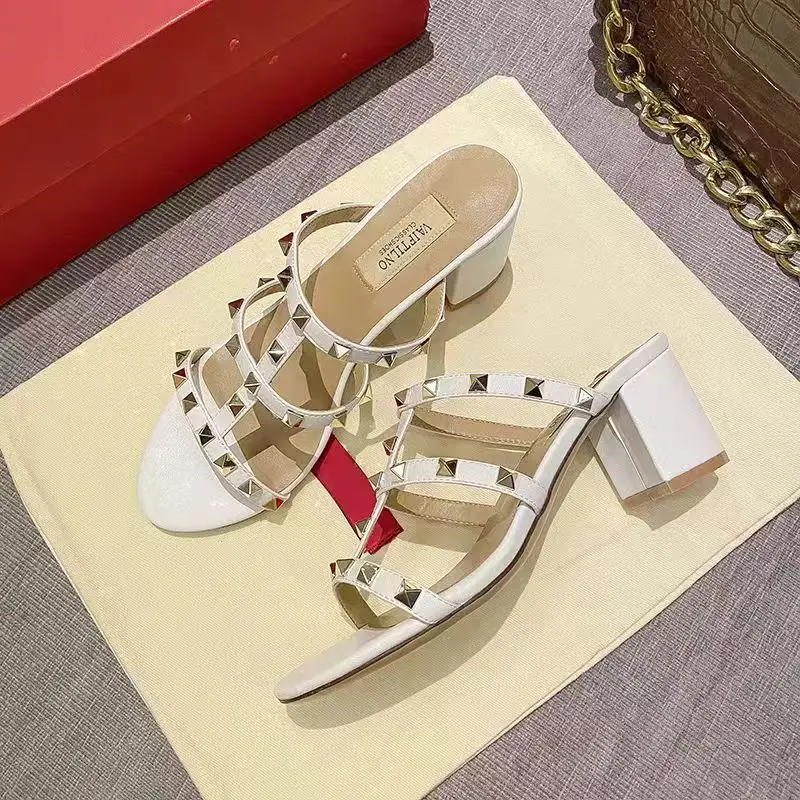 Sandalias de tacón alto con remaches para mujer, zapatos planos cómodos de alta calidad, a la moda, novedad de verano, 2024