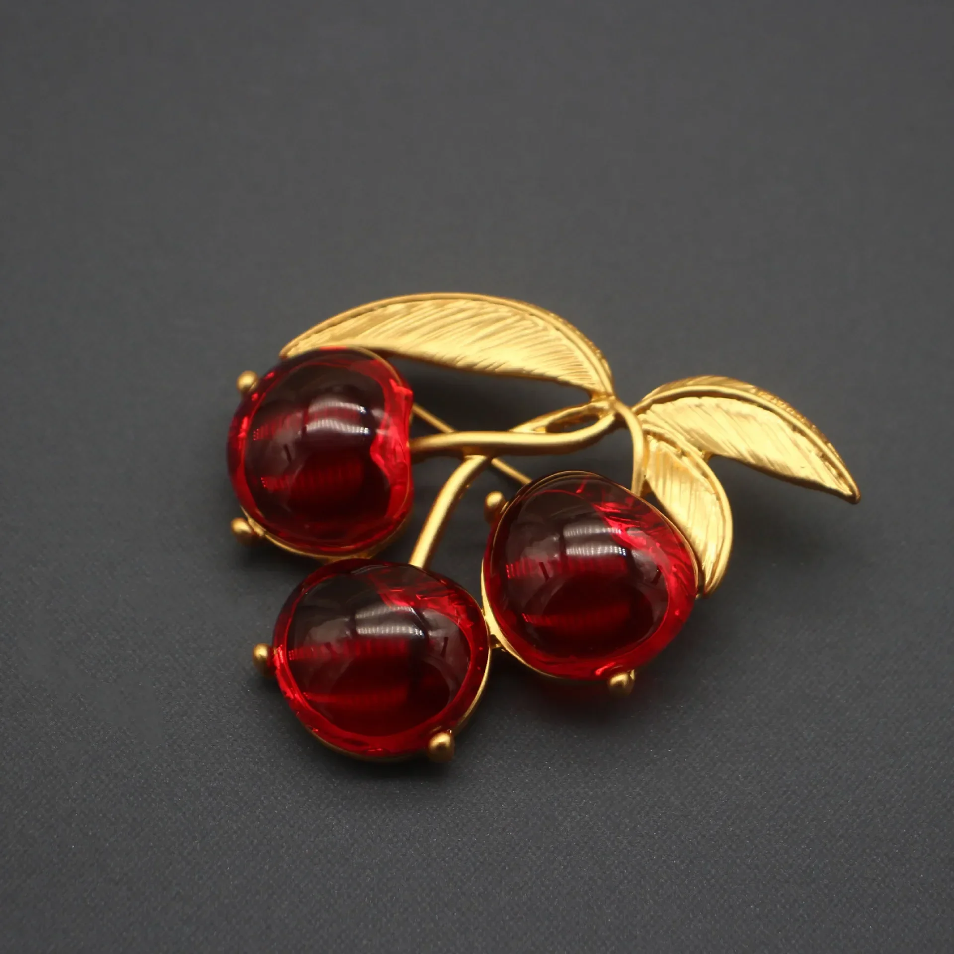 European and American Niche Design Vintage Cherry Brooch Red Jelly Glass Female Accessories Brooch
