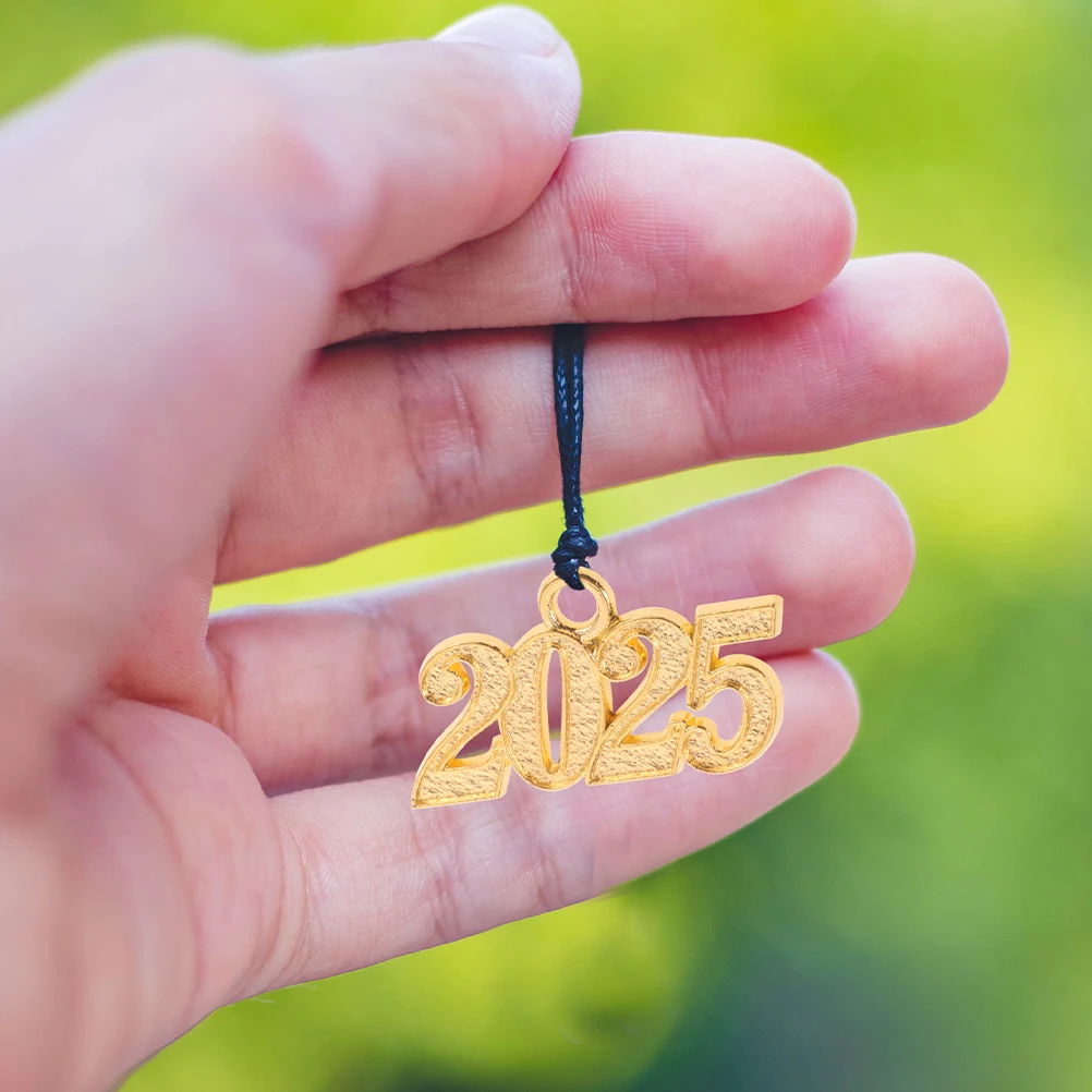 20 pçs 2025 metal número encantos diy colar pulseira jóias fazendo pingente graduação boné borla encantos