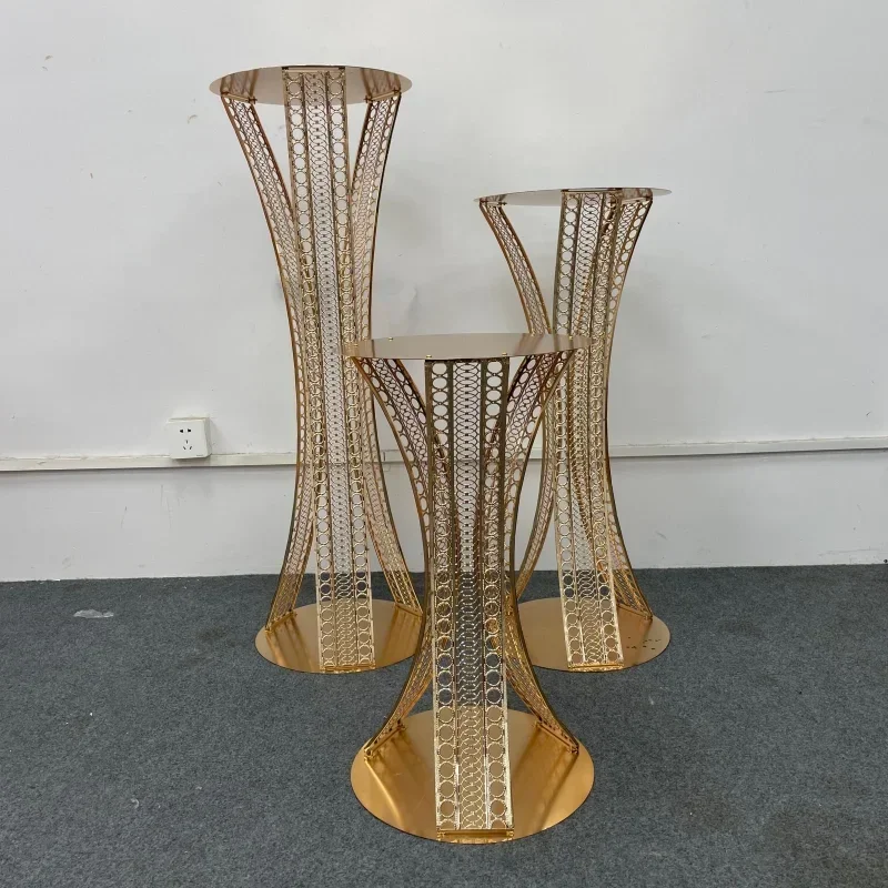 3 Stück Goldene Metall-Hohlständer mit Blumenmuster für Hochzeitsdekorationen, Säulen, Event-Arrangements, Gangdekorationen und Ausstellungsständer – Detail 2