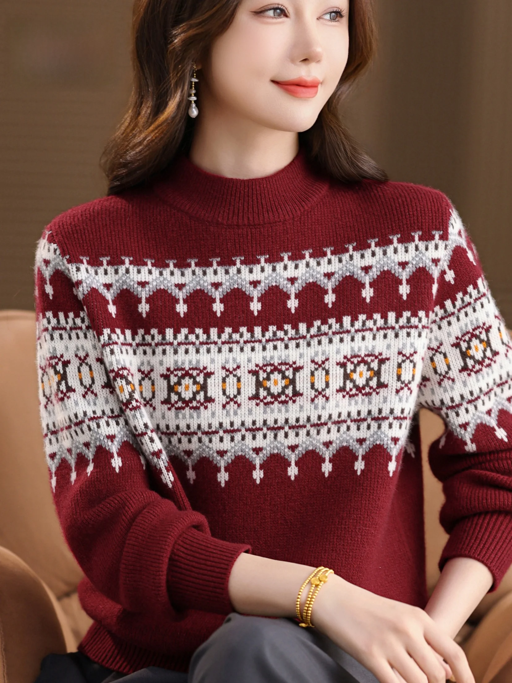 

Теплый вязаный свитер с воротником-стойкой для женщин: модная базовая вещь, идеально подходит для осенне-зимнего сезона, универсальный и стильный.